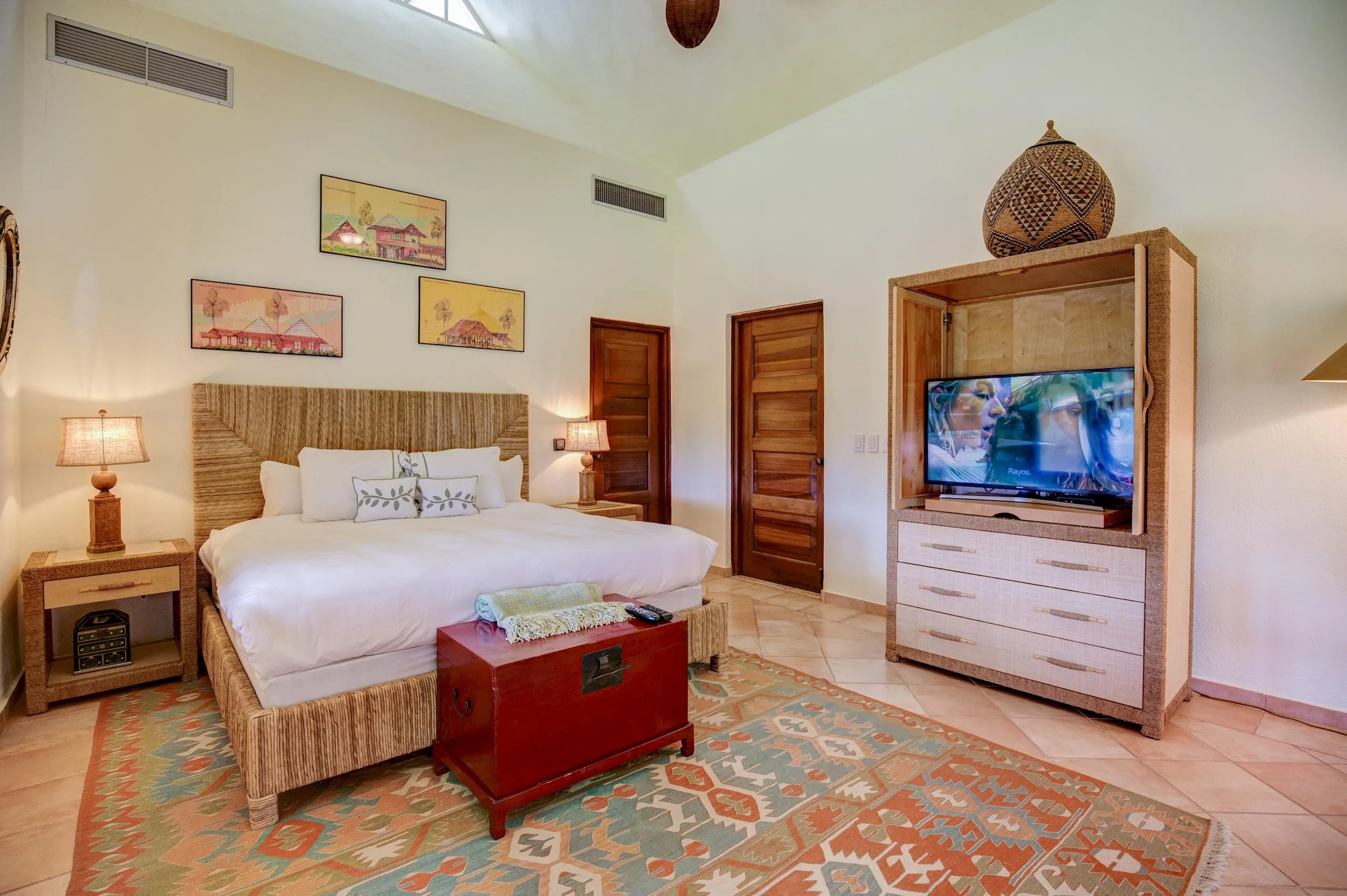 Splendid Waterfront Villa with Private Infinity Pool, and Stunning Sea Views — photograph 6