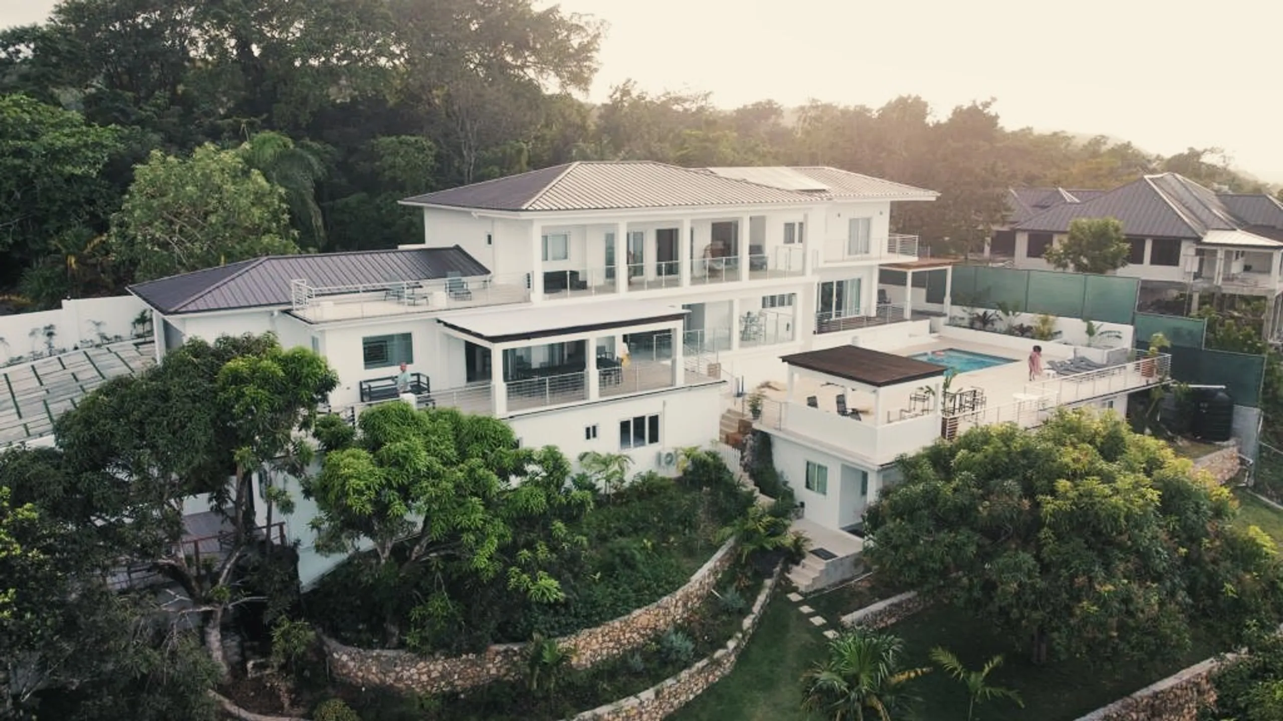 Lovely 5-Bedroom Villa in Oracabessa with Private Pool, Panoramic Sea Views and Lush Landscaped Grounds — photograph 2