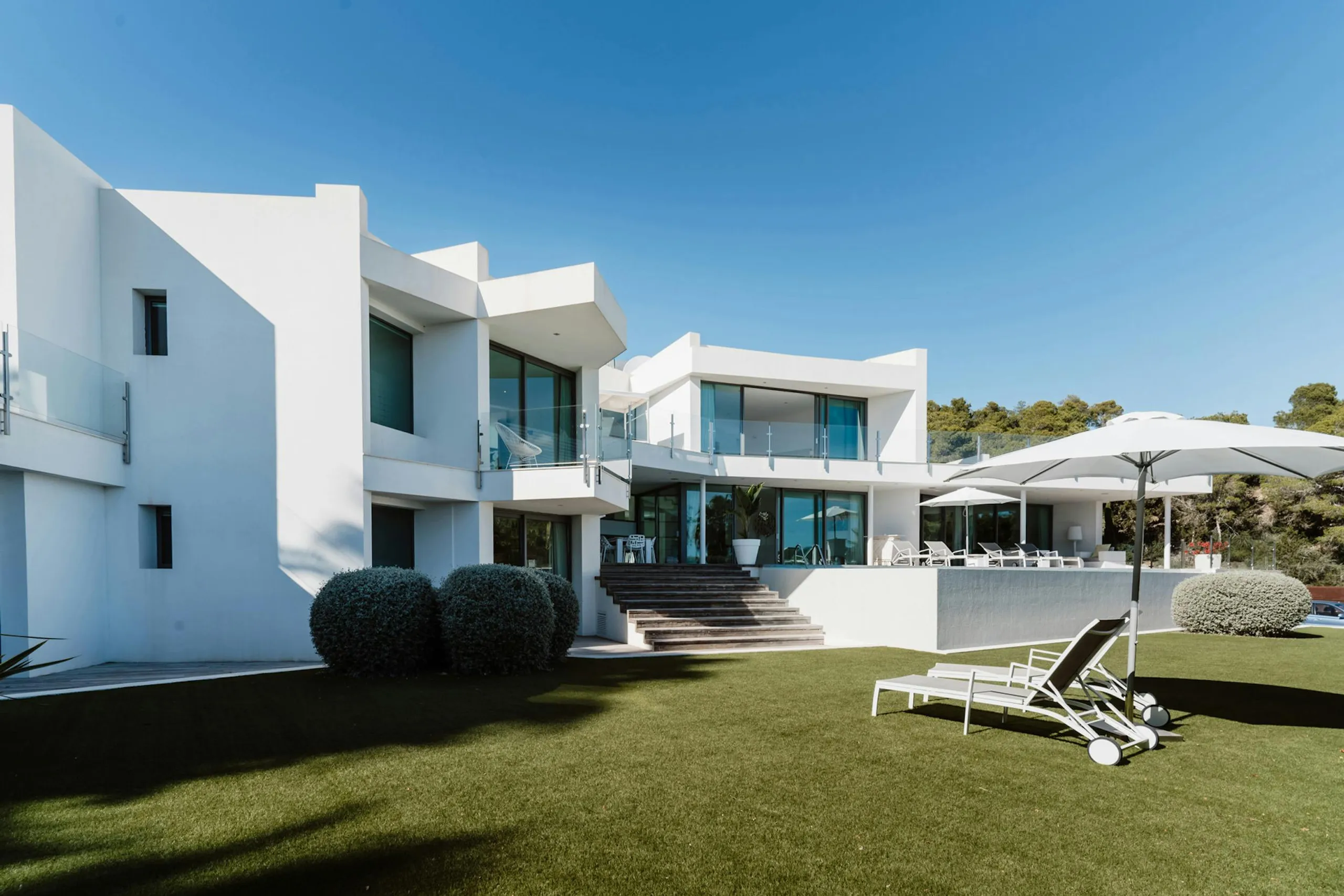 Contemporary Ibiza Villa with Private Pool and Sea Views — photograph 11