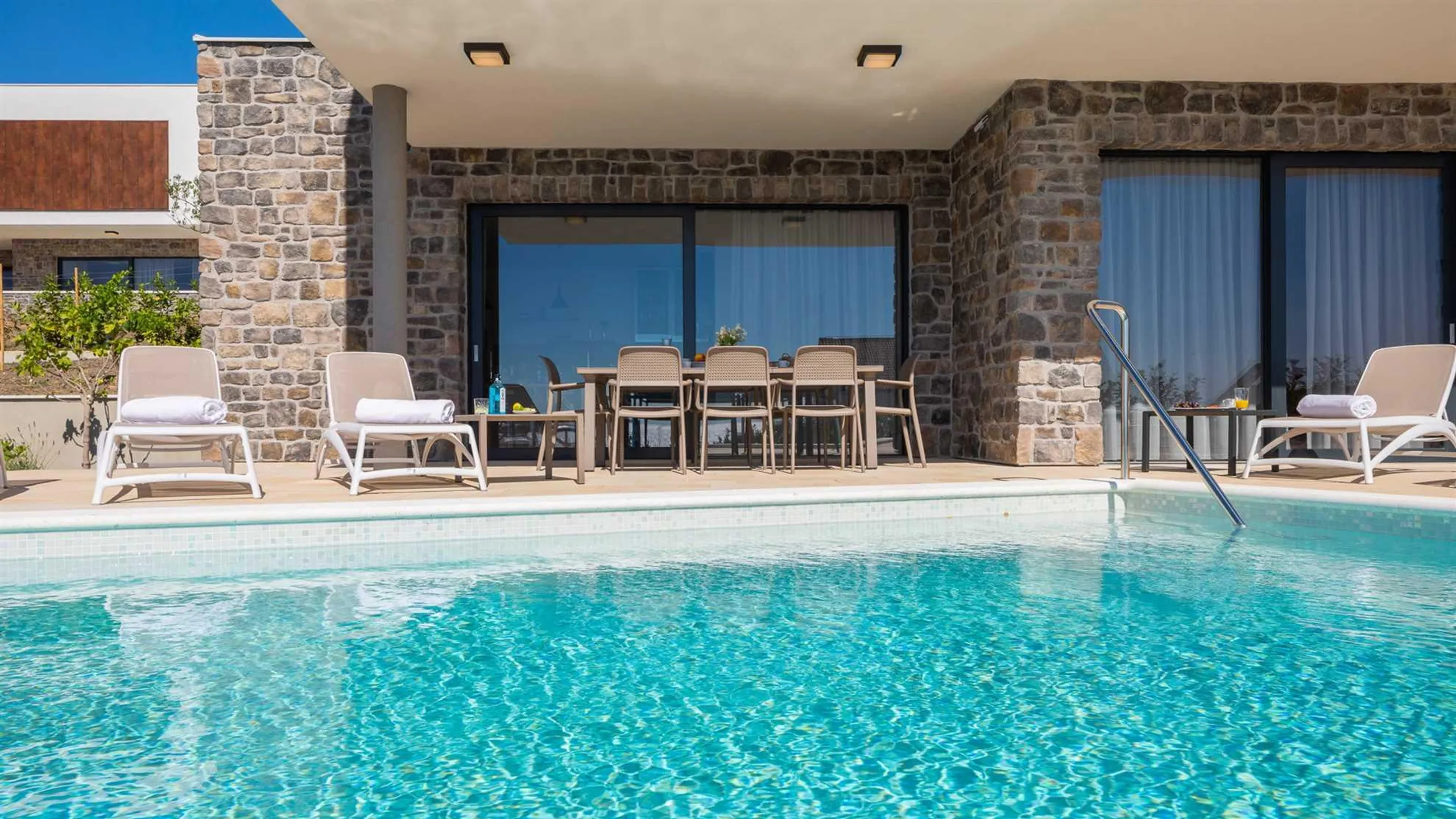 Posh Modern Villa with Private Infinity Pool and Stunning Sea Views in Primosten — photograph 11