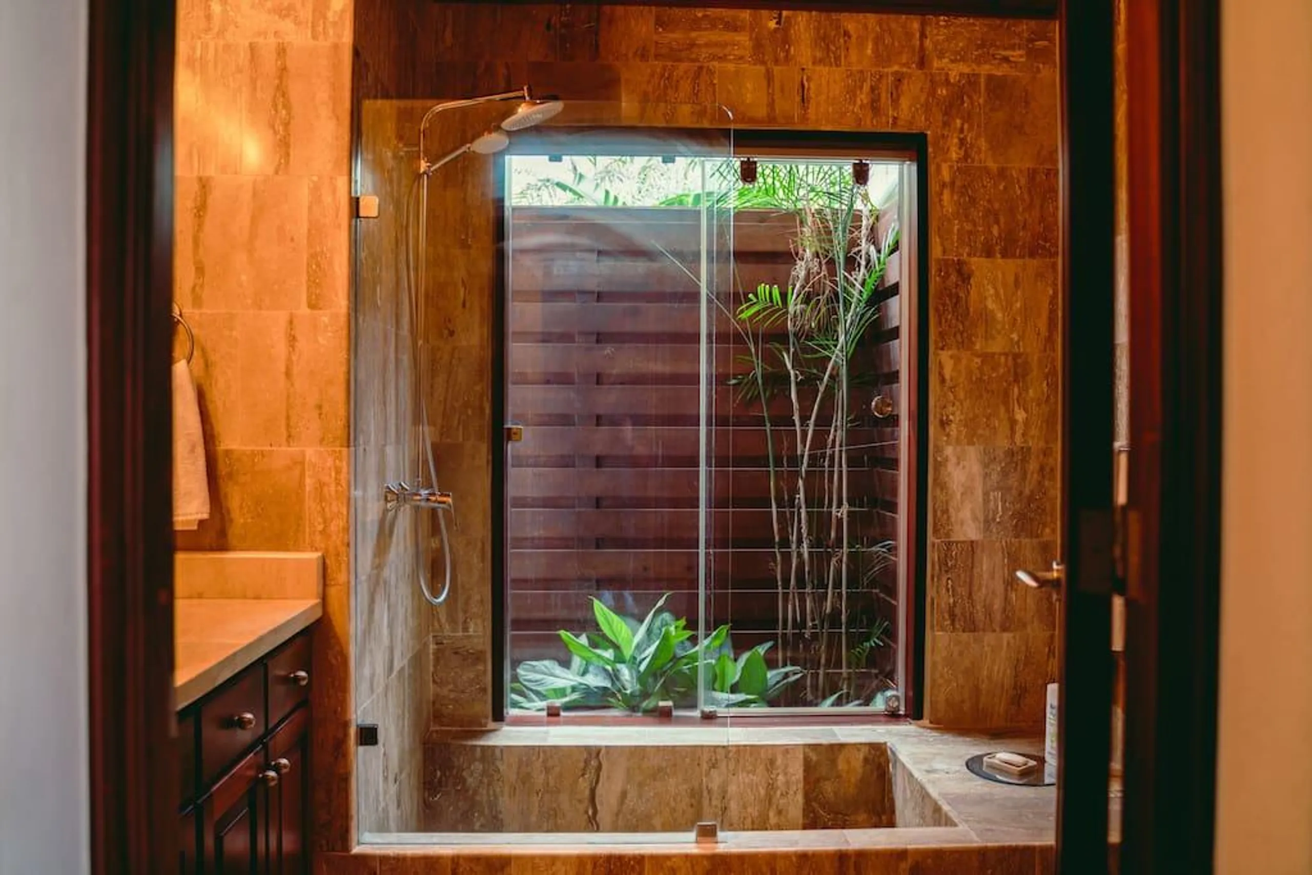 Stylish and Lush Classic Estate with Private Pool and Garden Grounds — photograph 10