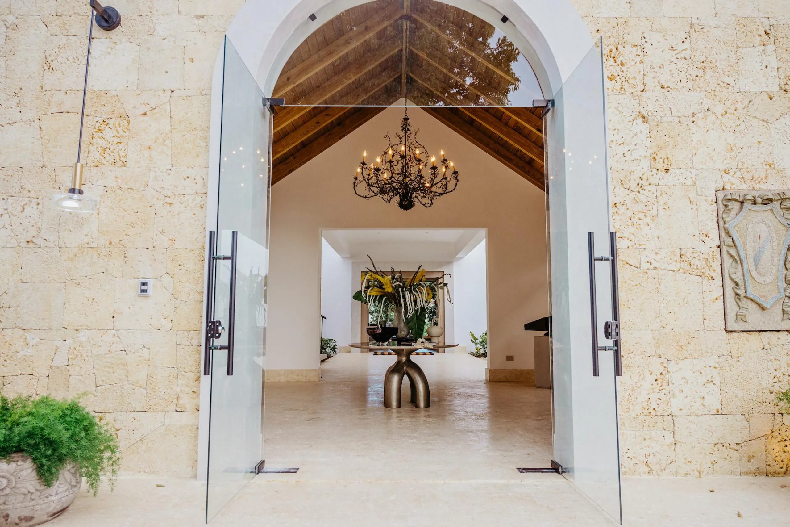 Serene Two-Story Villa with Private Pool and Gazebo — photograph 2