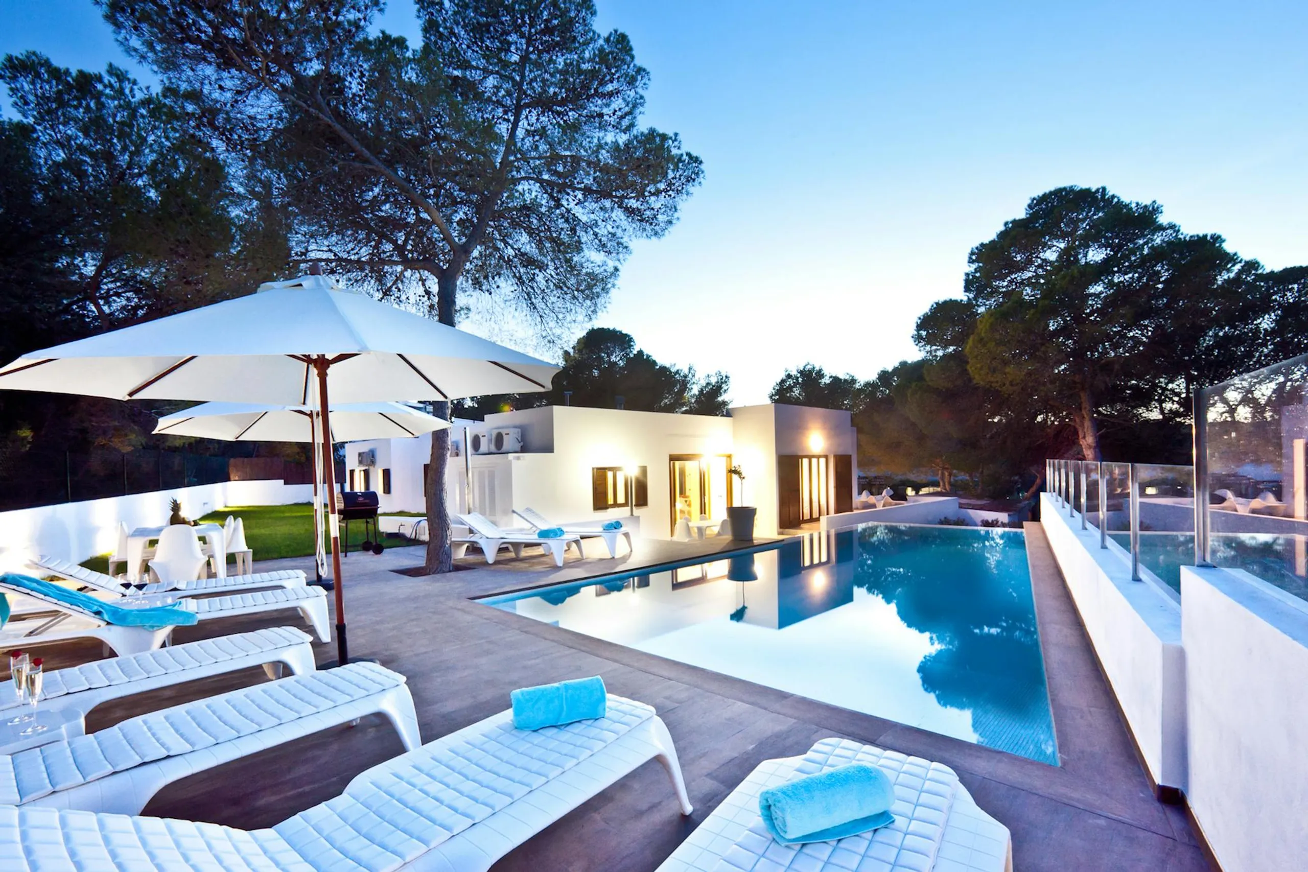 Elegant Ibiza Villa with Private Pool and Walks to Beach — photograph 2