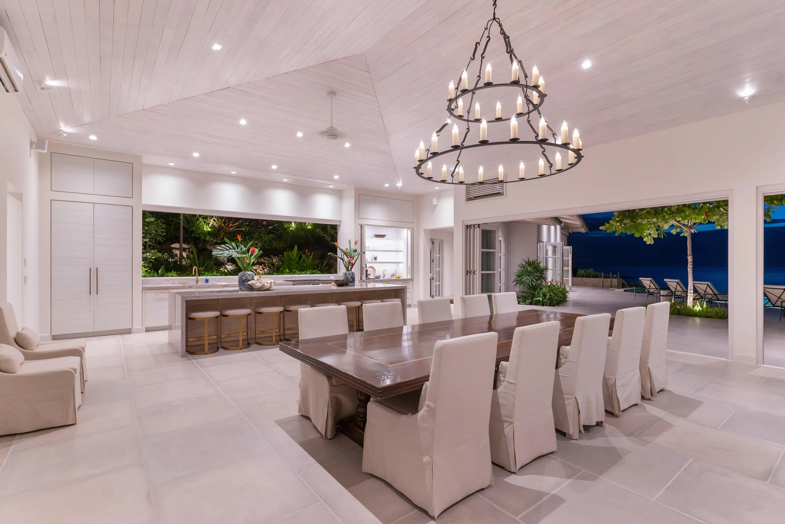 Expansive Estate with Dual Pools and Stunning Ocean Views — photograph 10