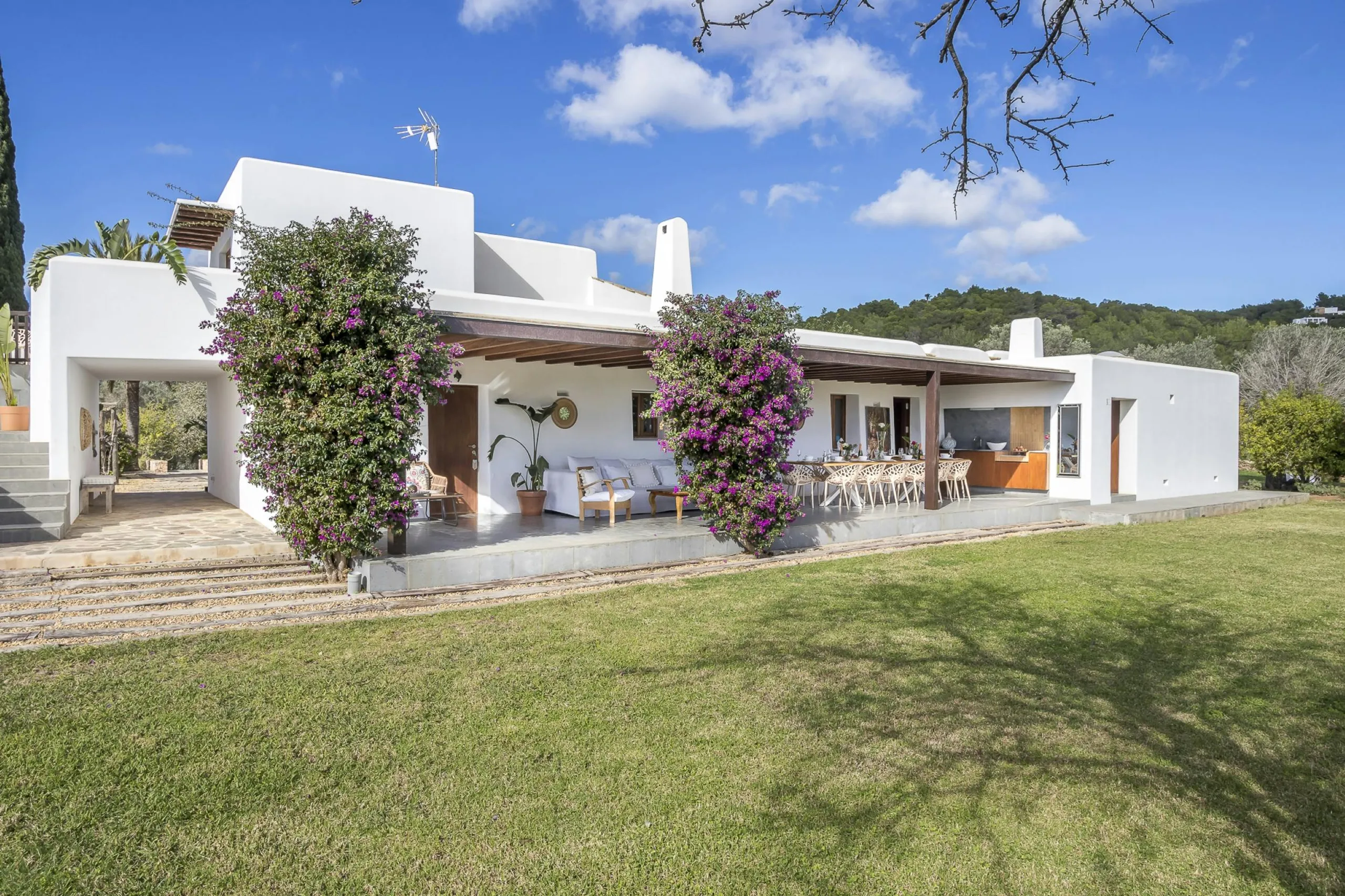 Resplendent Spanish Estate in Ibiza with Private Pool and Garden Grounds — photograph 2