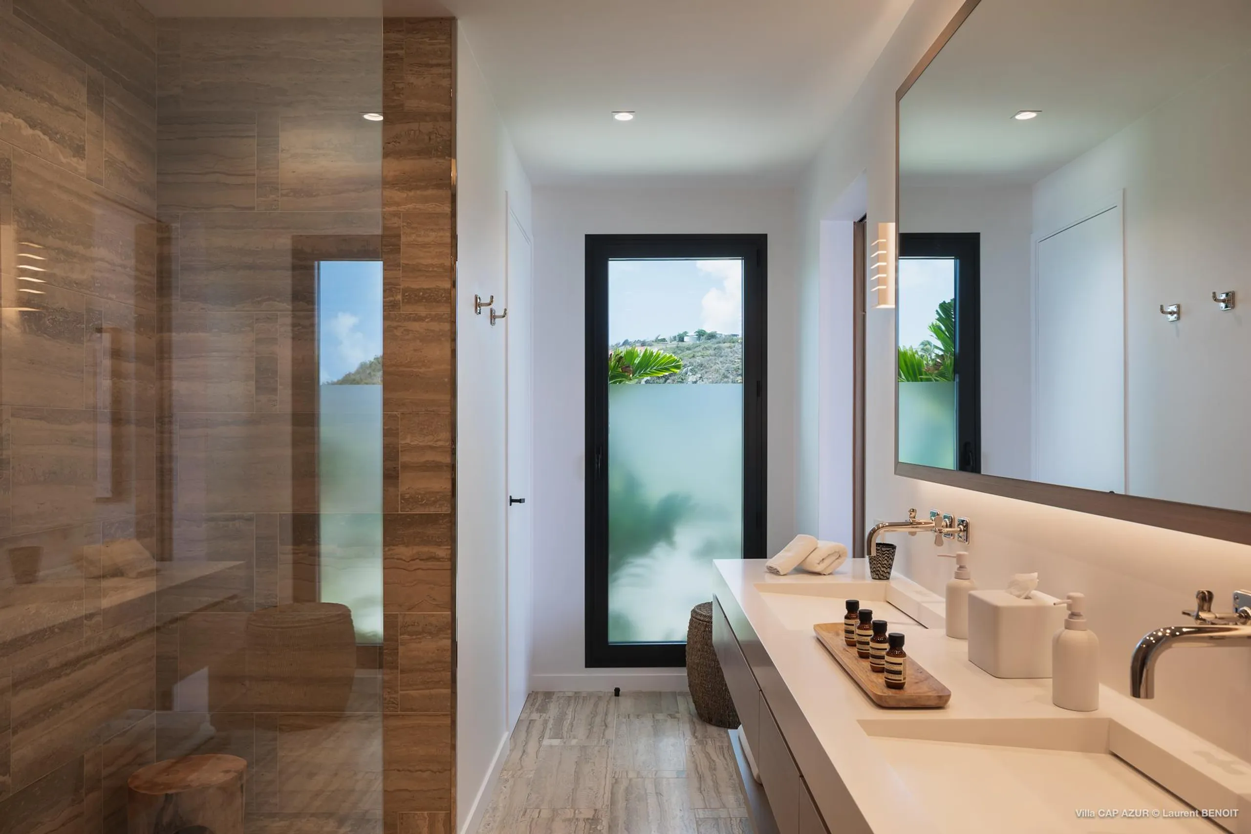 Elegant Point Milou Estate with Infinity Pool — photograph 12