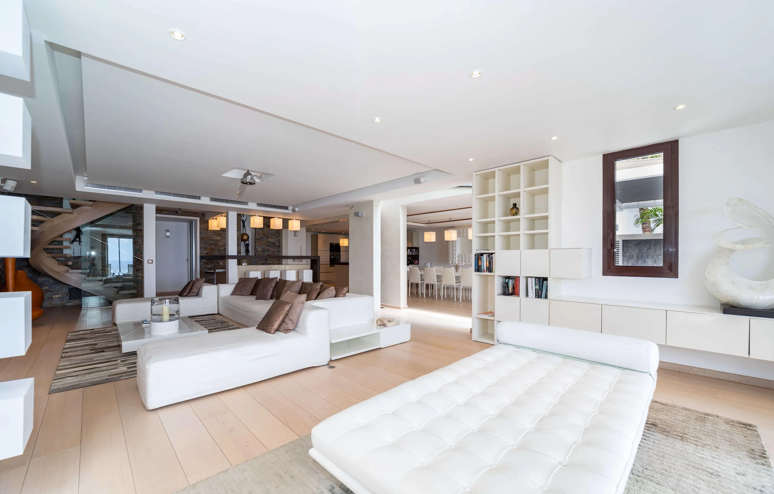Contemporary Luxury Villa with Infinity Pool and Stunning Views and Elegant Design — photograph 12