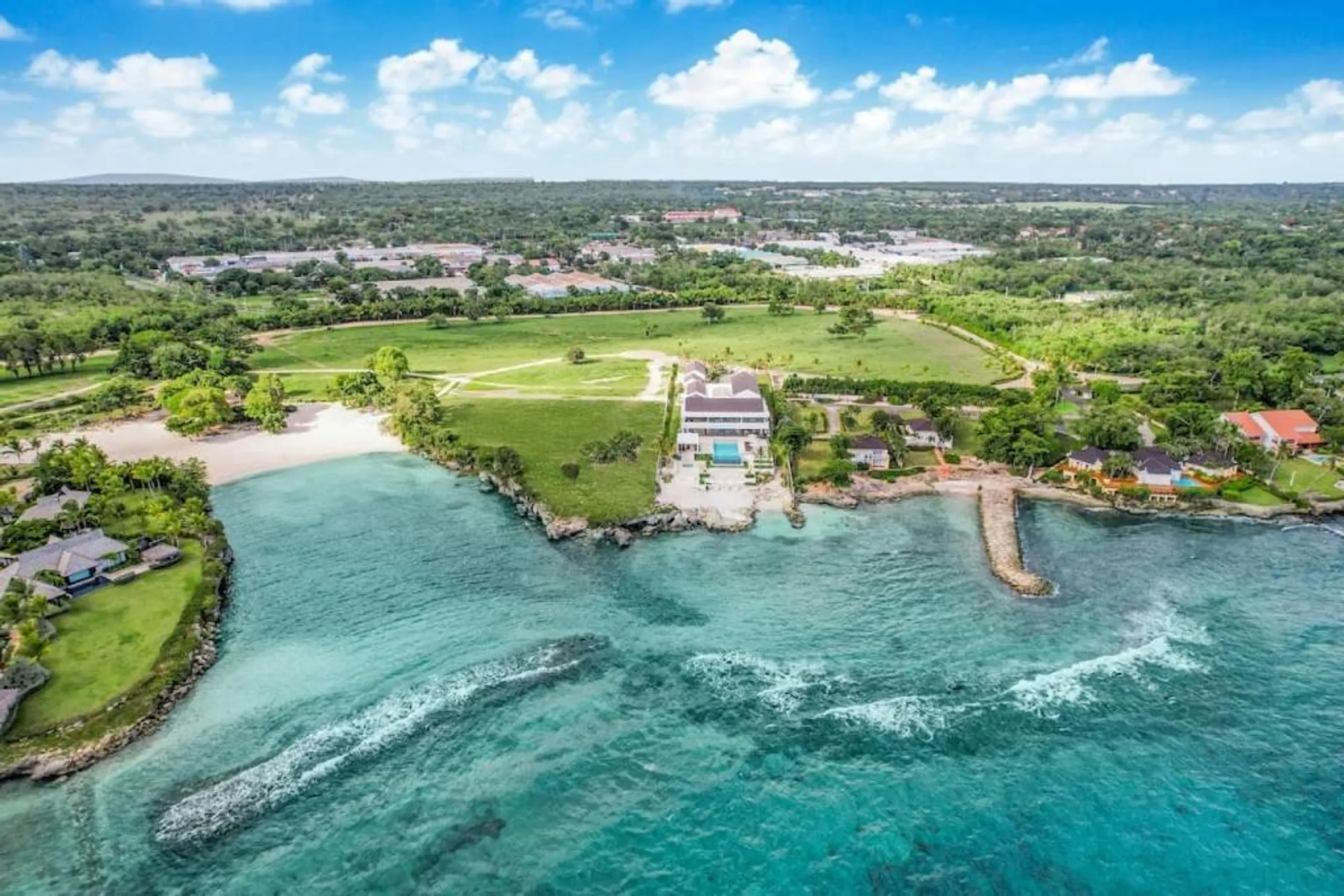 Breathtaking Beachfront Two-Story Villa with Infinity Pool in Casa de Campo — photograph 8