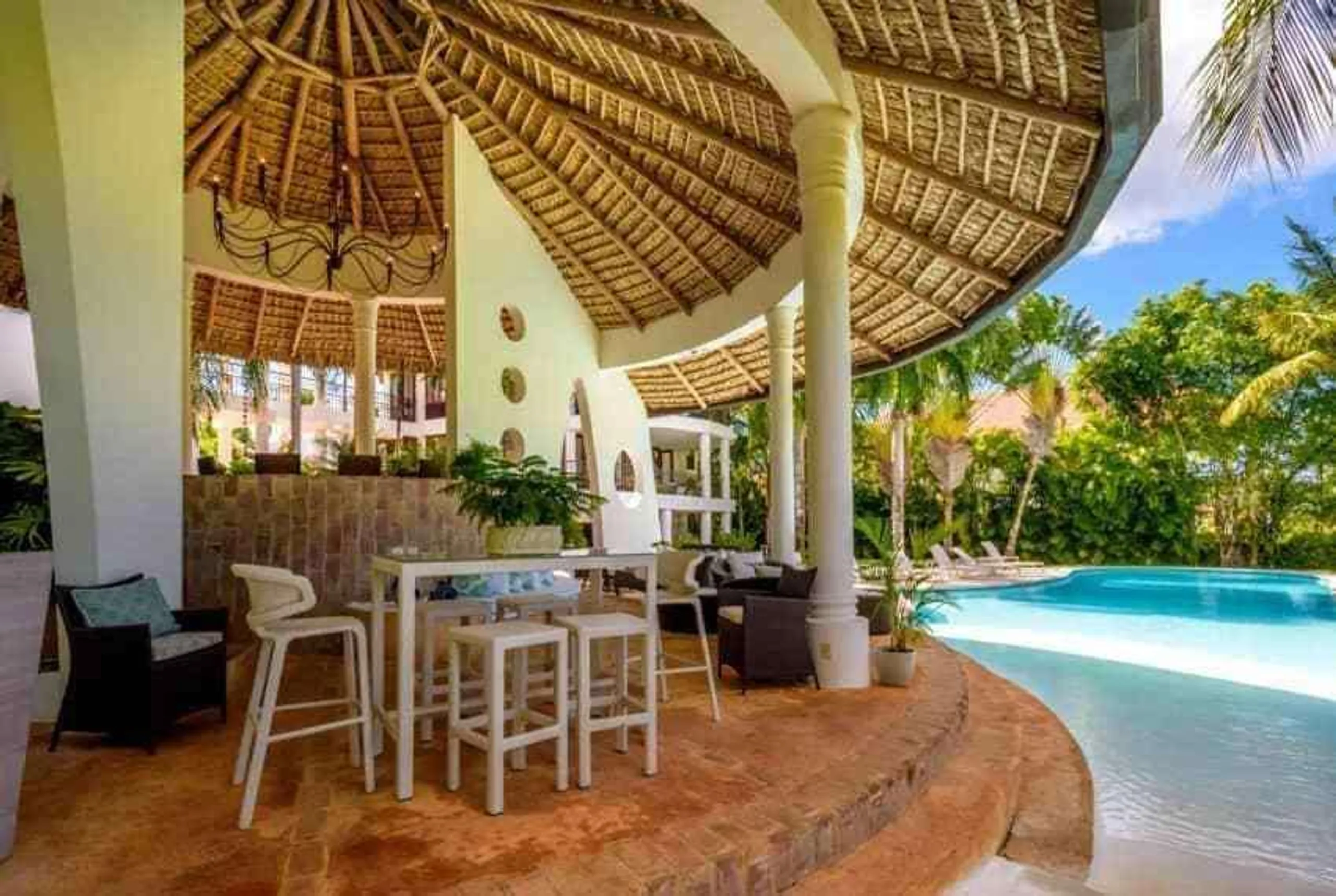 Luxe Grand Villa with Private Pool and Lush Grounds — photograph 3
