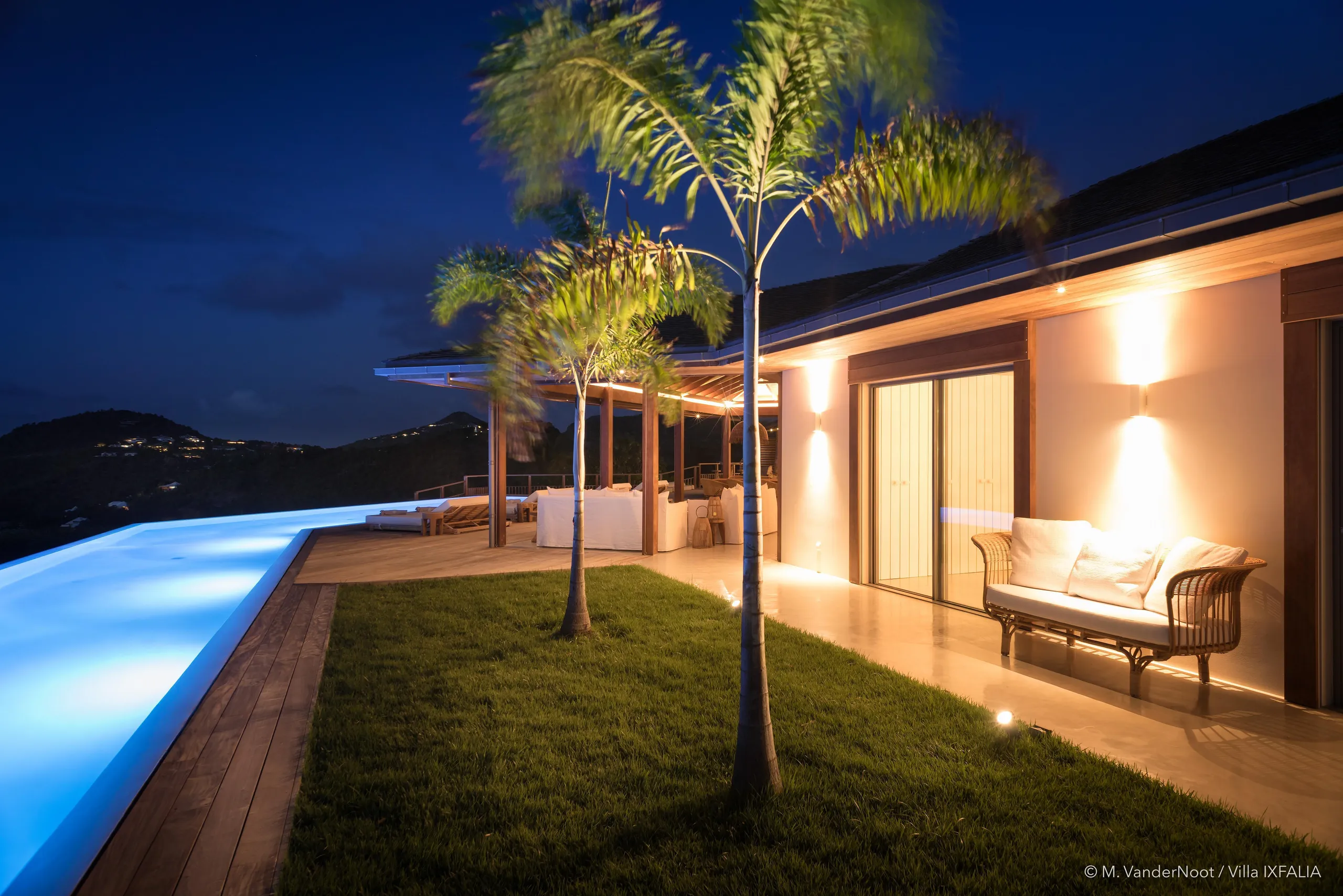 Gleaming Tropical Paradise Villa with Private Pool and Fitness Center — photograph 12
