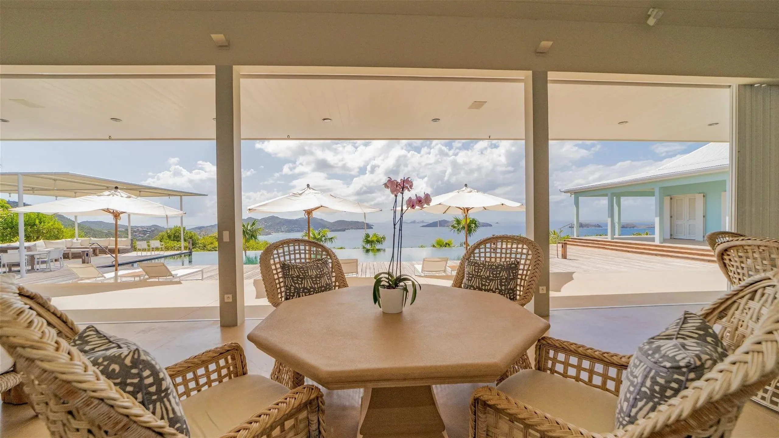 Oceanview Luxury Villa with Infinity Pool — photograph 9