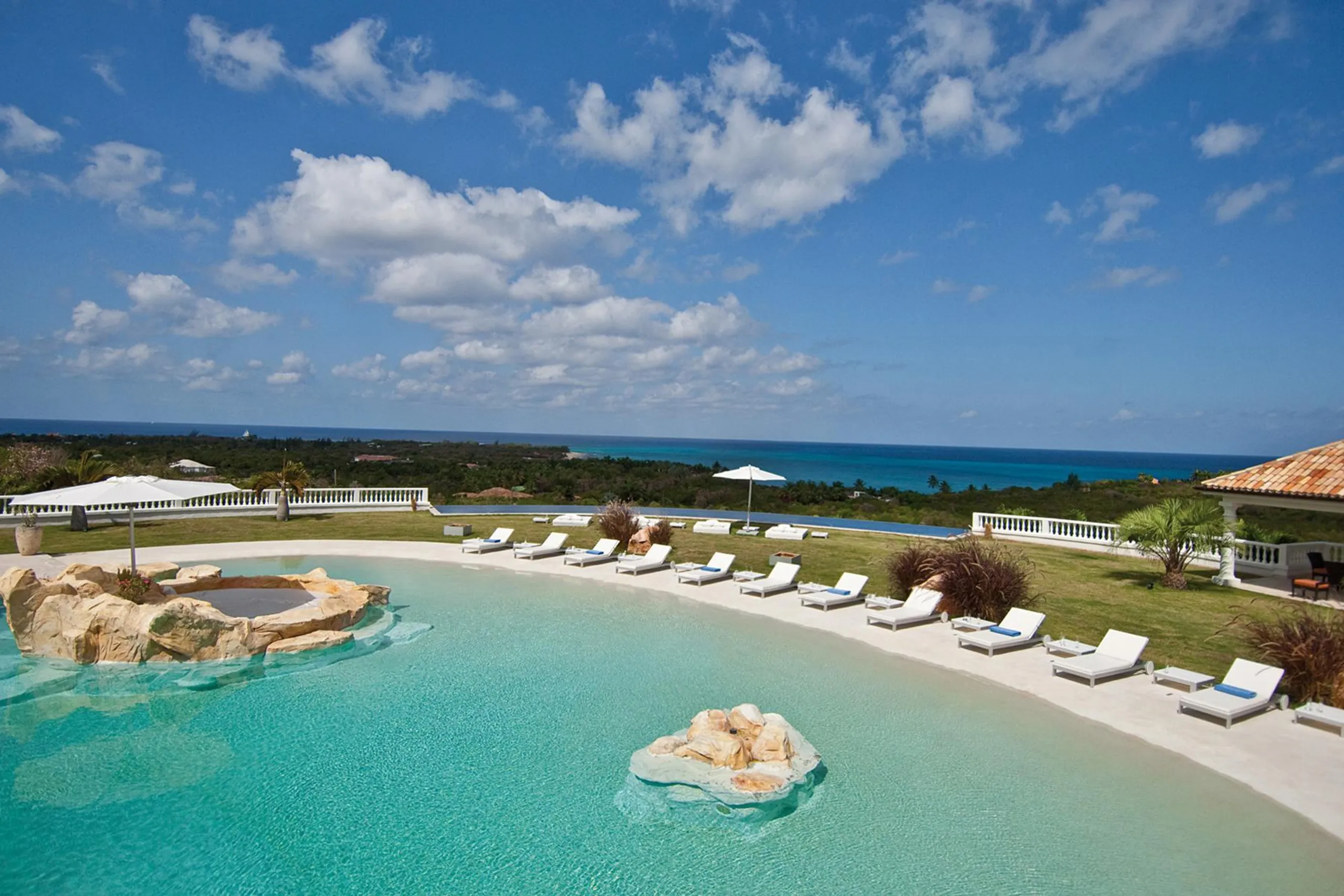 Exclusive Luxe Oasis  with Two Pools and Breathtaking Views of the Caribbean Sea — photograph 2