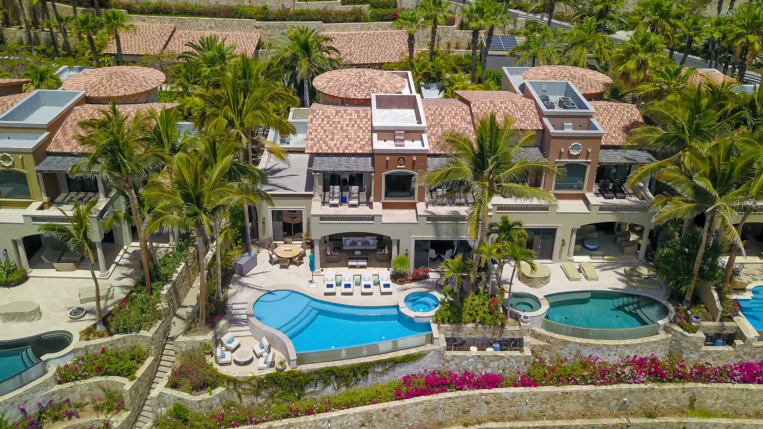 Majestic 4000 Sqt Beachfront Villa with Private Swimming Pool and Club Access — photograph 5