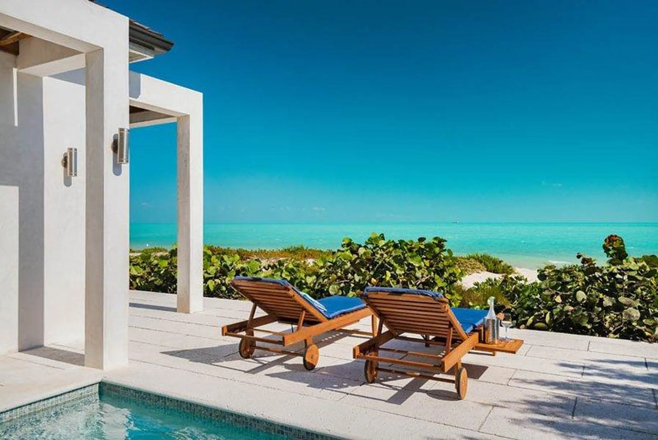 Refined Contemporary Beachfront Long Bay Beach Villa with Infinity Pool — photograph 12