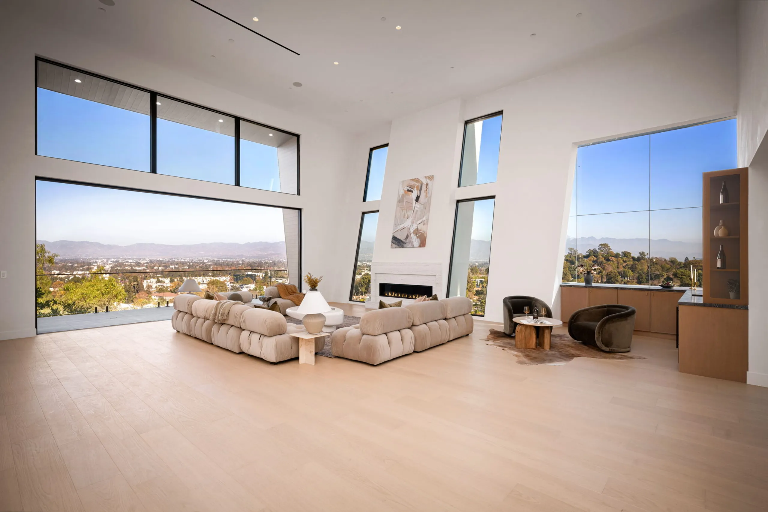 Sophisticated Grand Villa with Infinity Pool, and Sweeping Valley Views — photograph 12