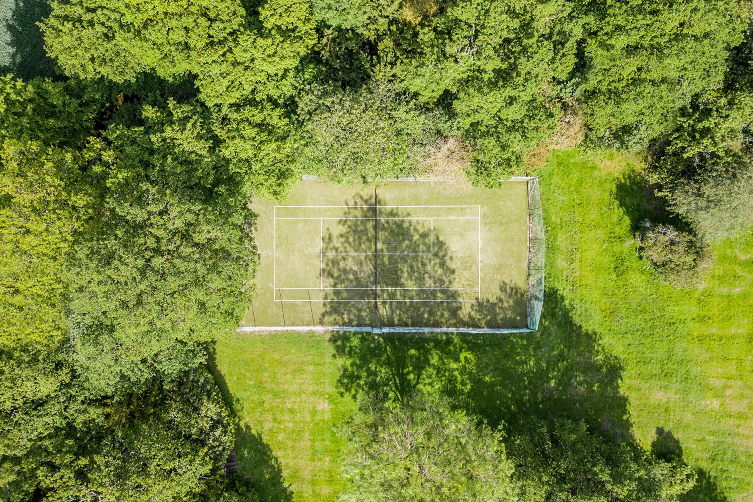 Captivating 10-Acre Estate with Private Pool, Patio and Summerhouse — photograph 12