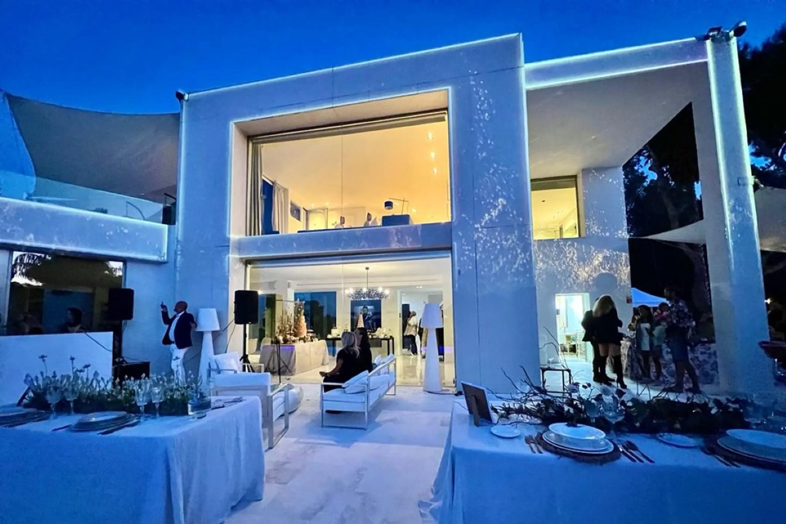 Light-filled Modern Villa with Pool and Panoramic Rural View — photograph 5