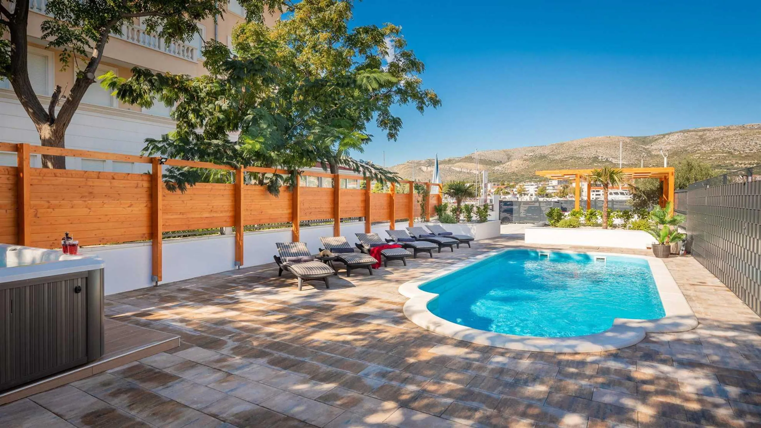 Traditional Luxury Villa with Private Swimming Pool, Sauna and Sea Views — photograph 11
