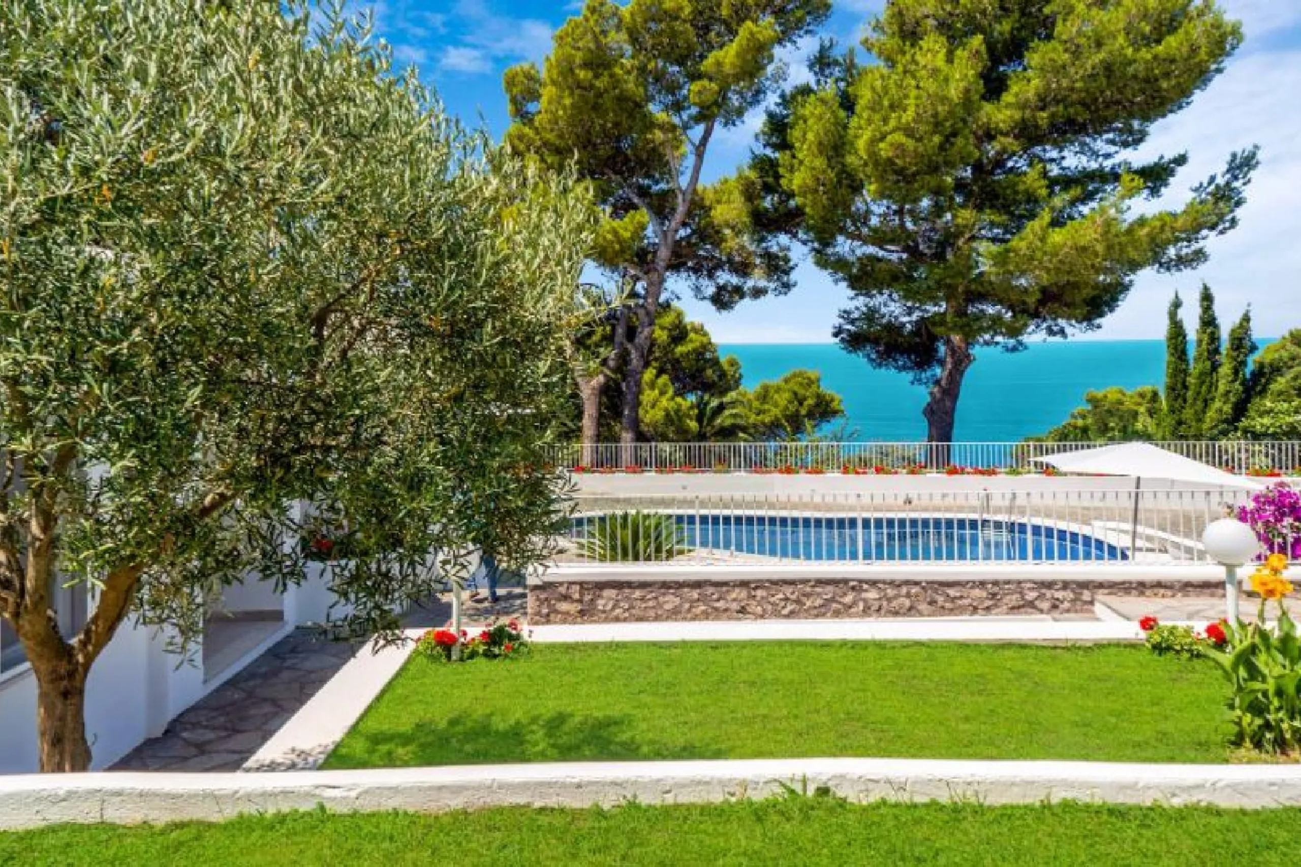 Beautiful Luxe Capri Luxe View Villa with Large Swimming Pool — photograph 3