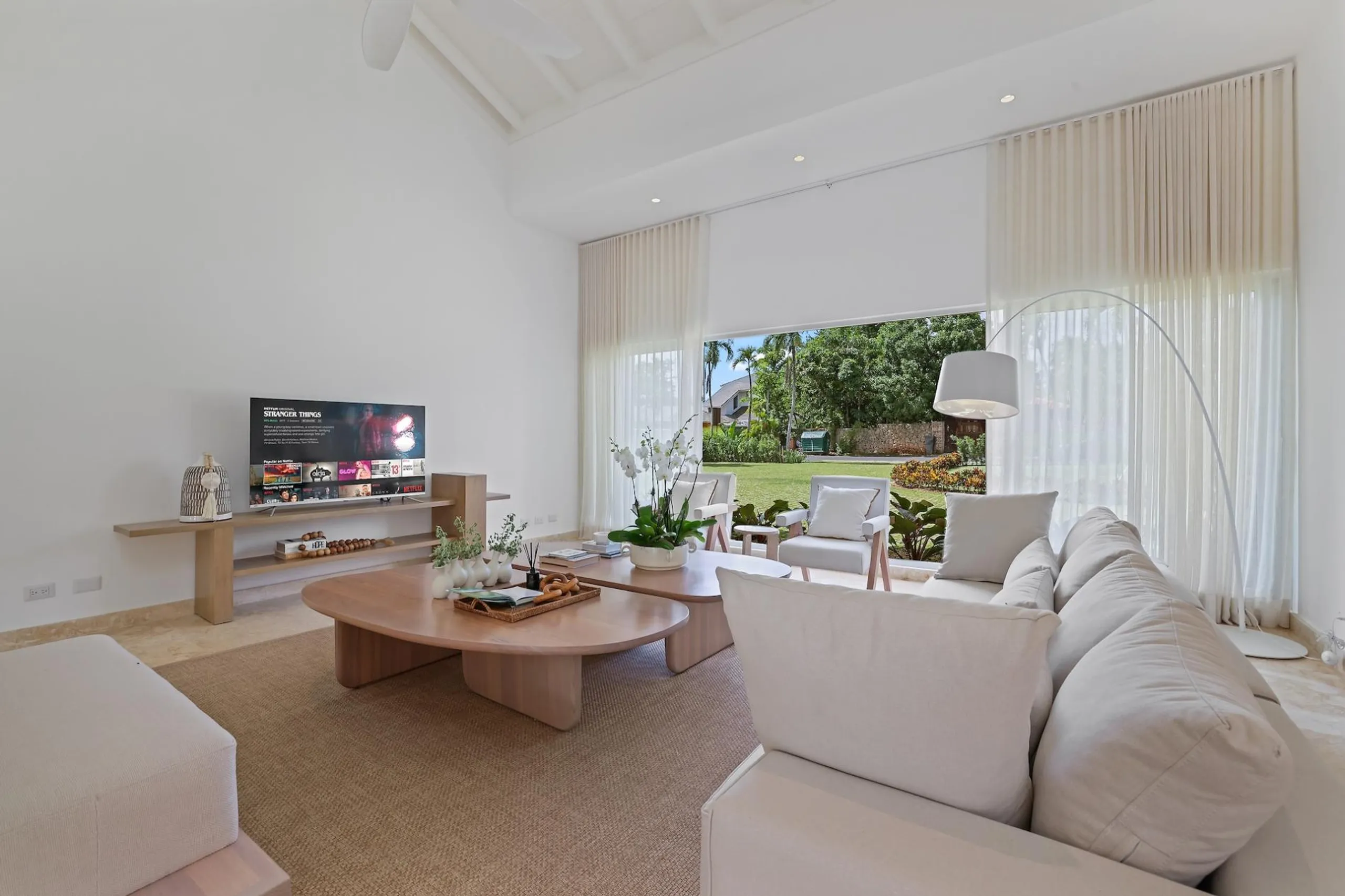 Stylish Poolside Villa with Infinity Pool, Hot Tub & Chic Interiors — photograph 10