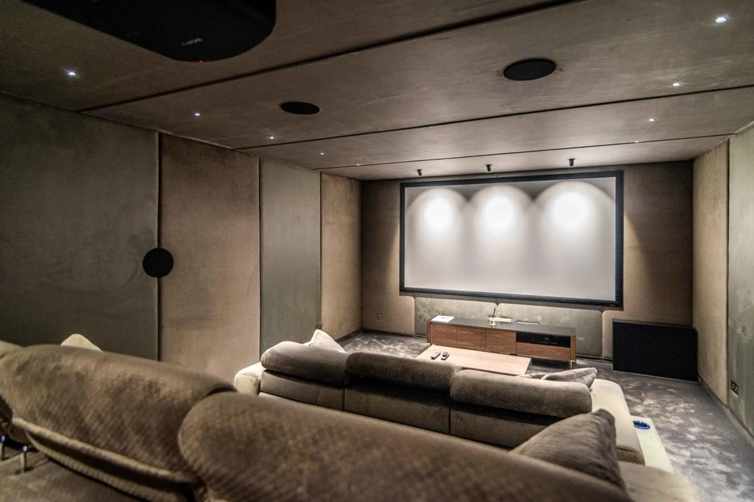 Modern Elegant Estate with Private Pool and Home Theater — photograph 5