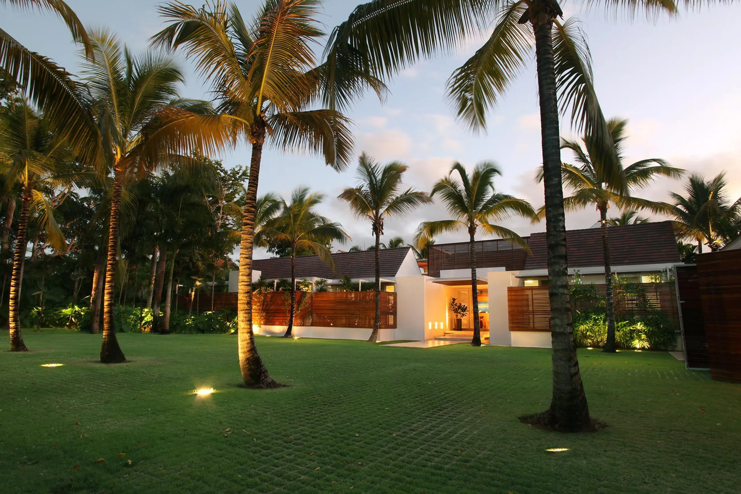 Stunning Oceanfront Modern Villa with Private Pool — photograph 2