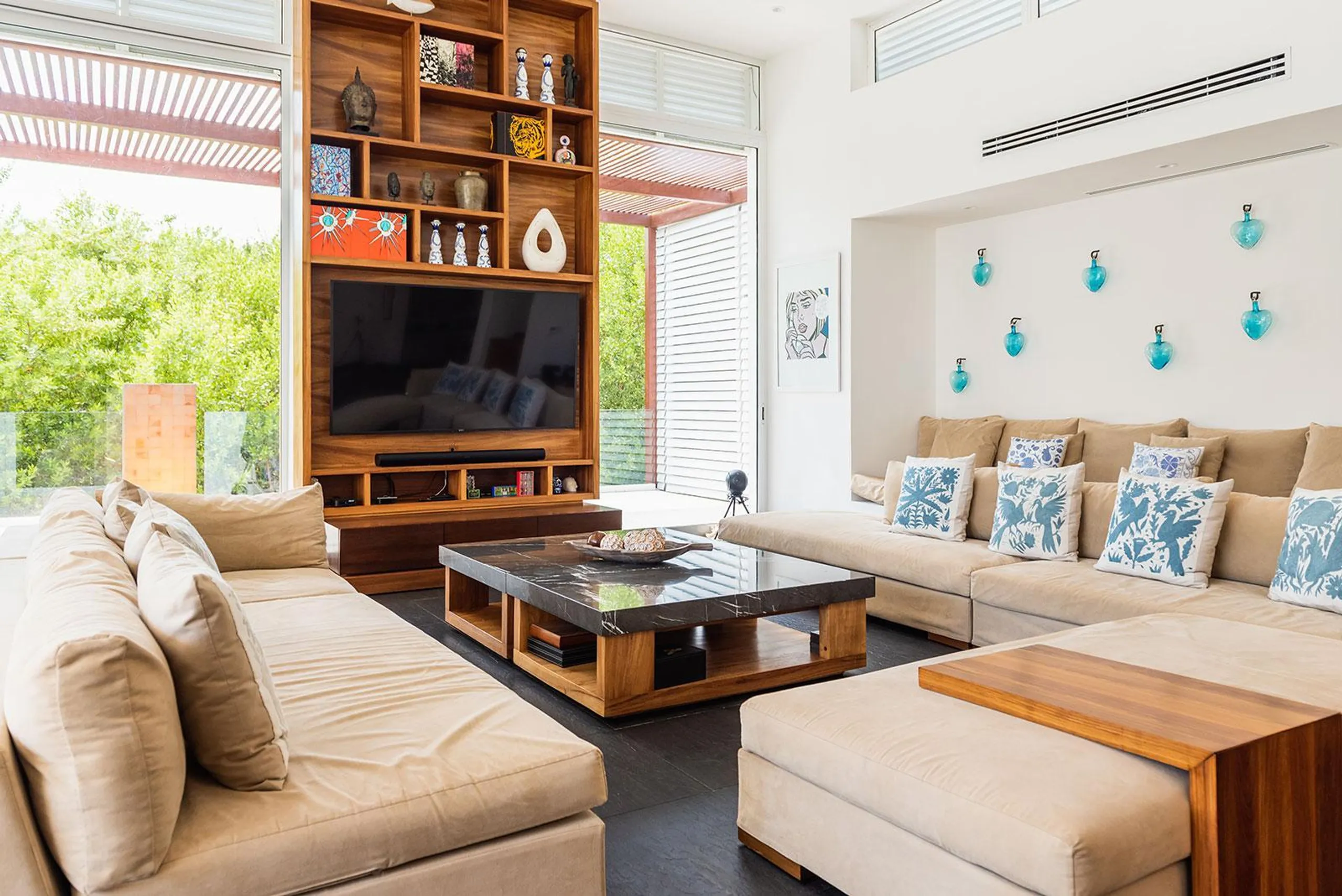 Modern Contemporary Luxe Villa with Private Pool for Tranquil Escapes — photograph 8
