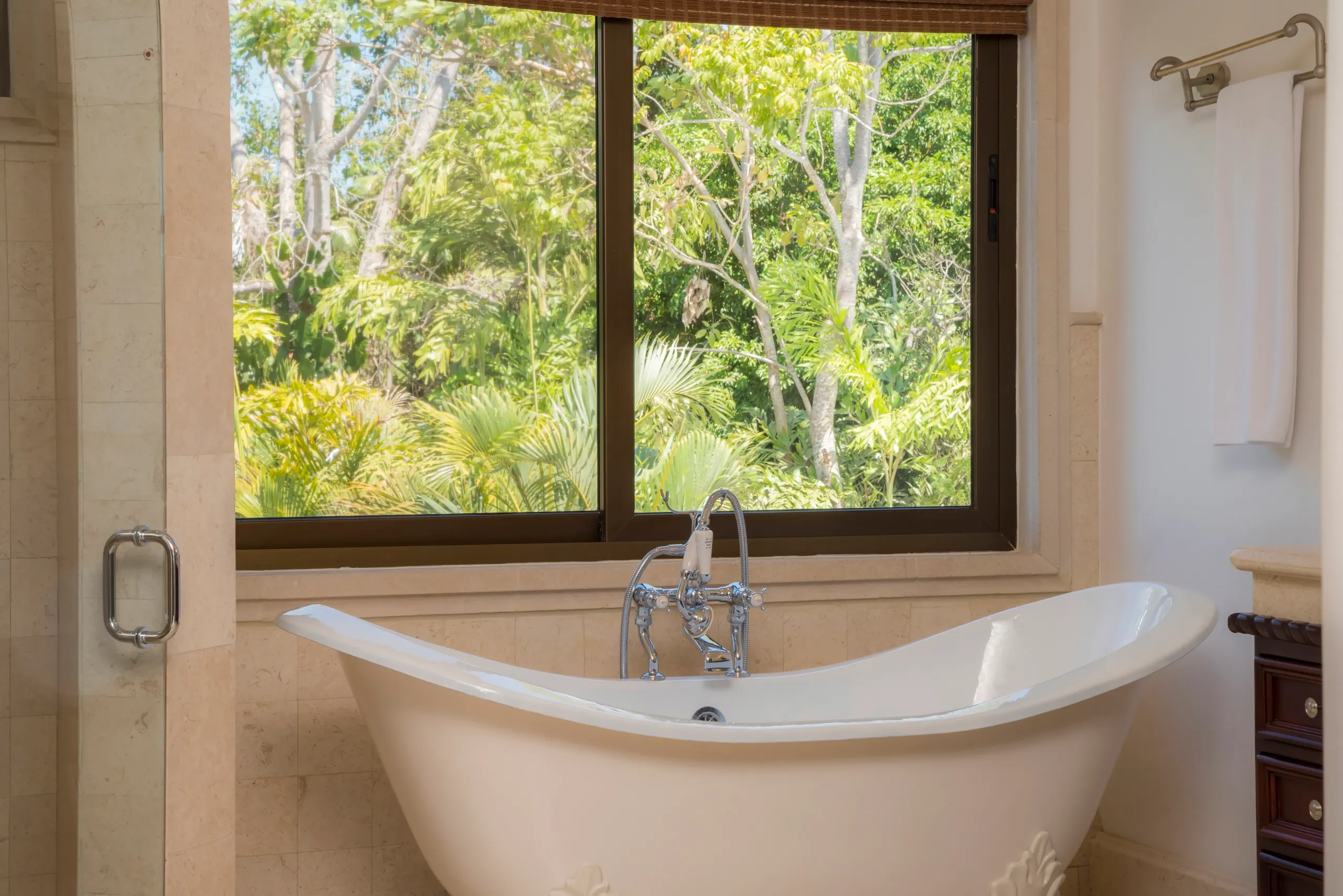 Luminous Five Bedroom Villa with Private Pool, and Ocean Views — photograph 10