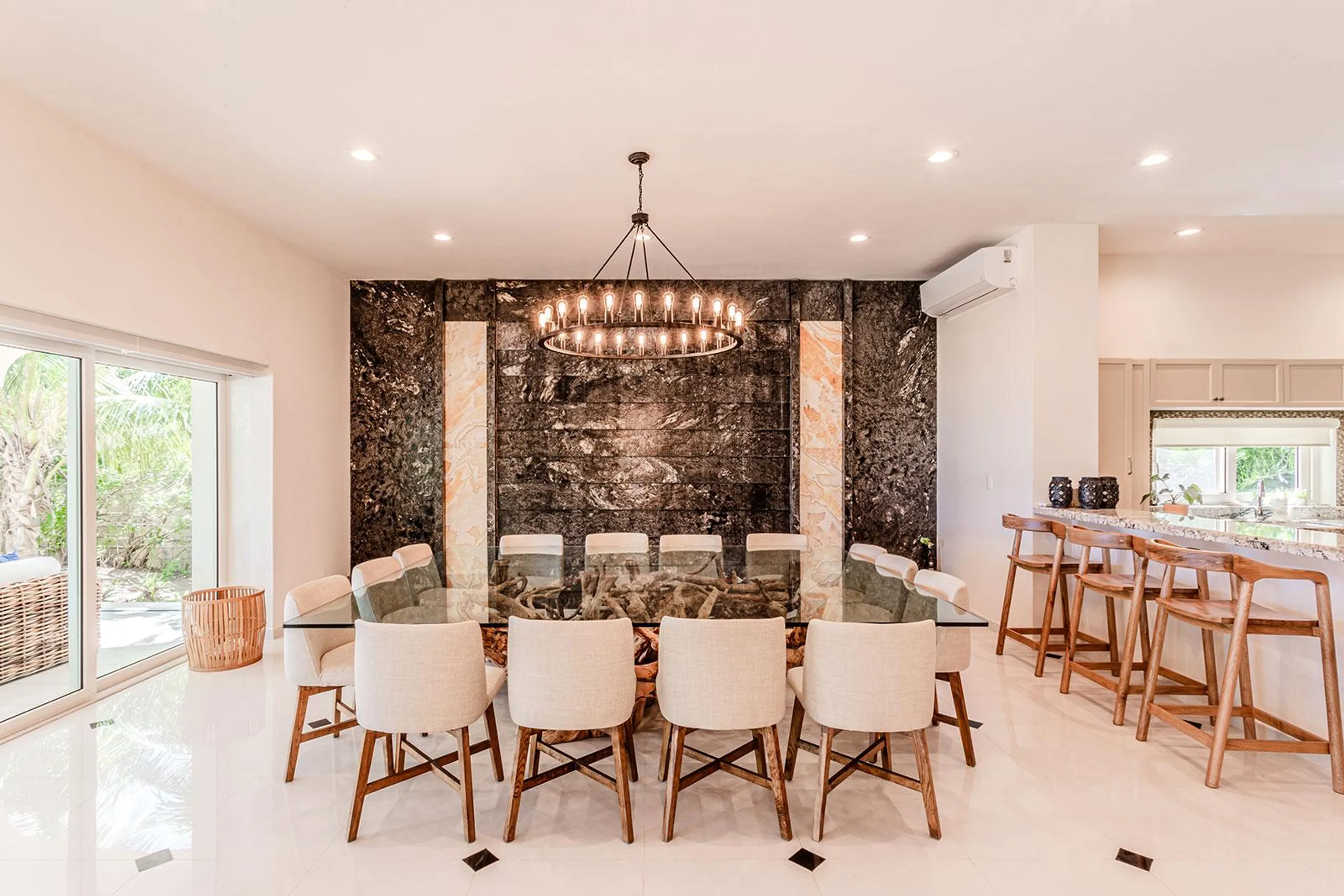 Rustic-Chic Oceanfront Villa with Pool Tables, Jacuzzi, and Direct Beach Access — photograph 12