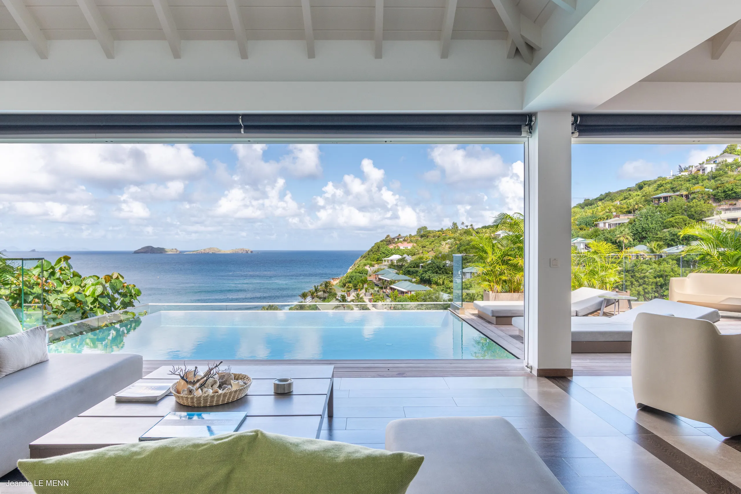 Breathtaking Beachfront Villa with Infinity Edge Pool and Patio Dining — photograph 3