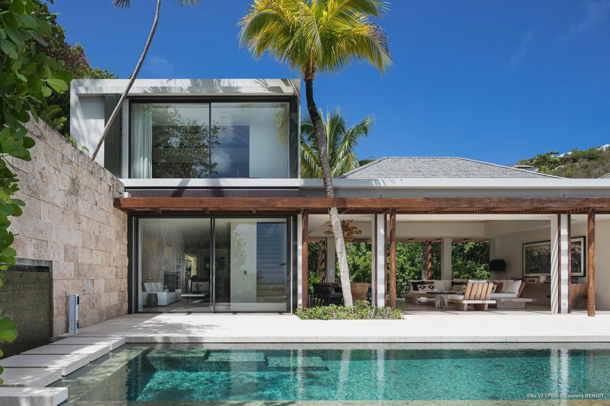 Exquisite Seaview Villa with Infinity Pool and Private Garden Spa — photograph 3