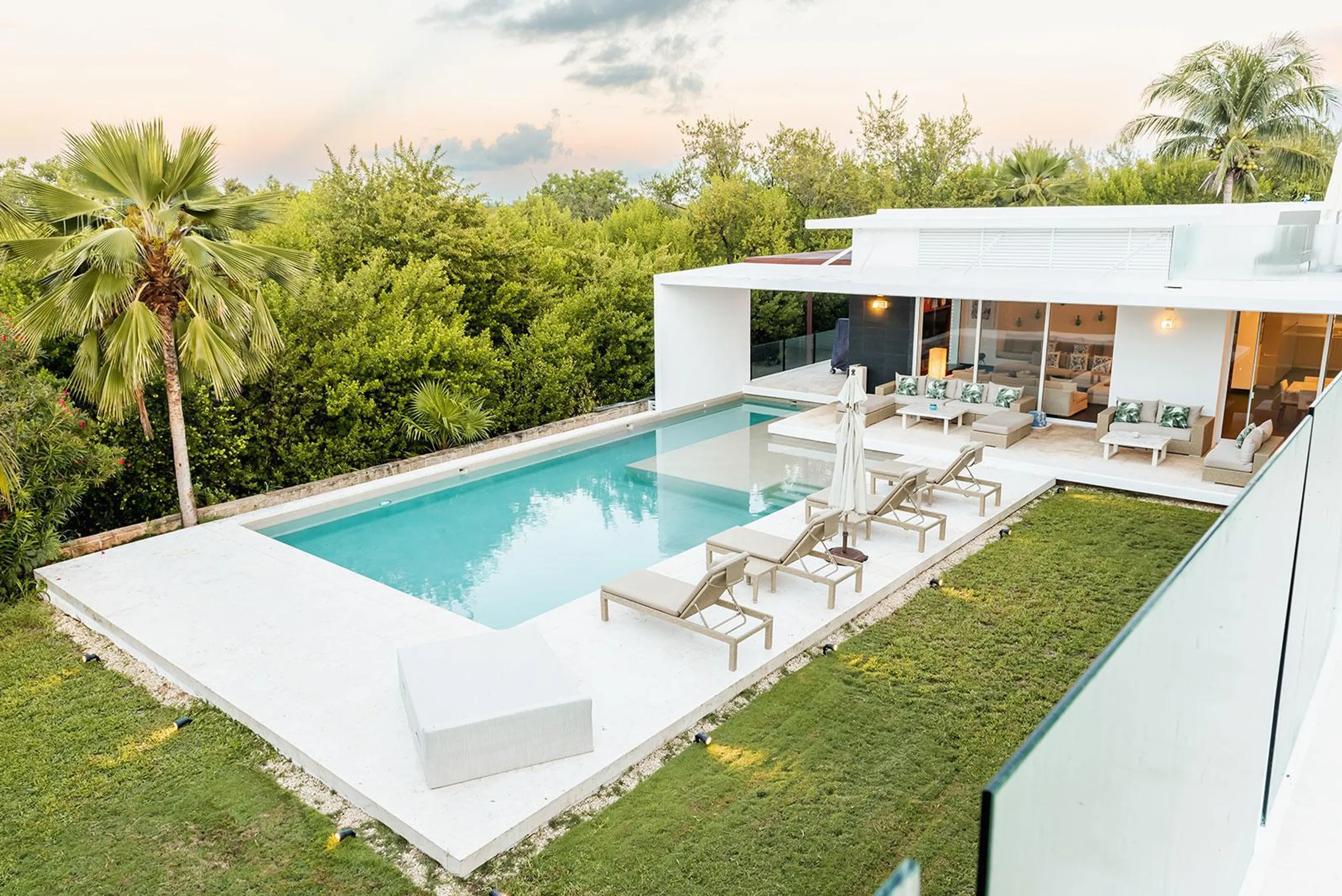 Modern Contemporary Luxe Villa with Private Pool for Tranquil Escapes — photograph 3