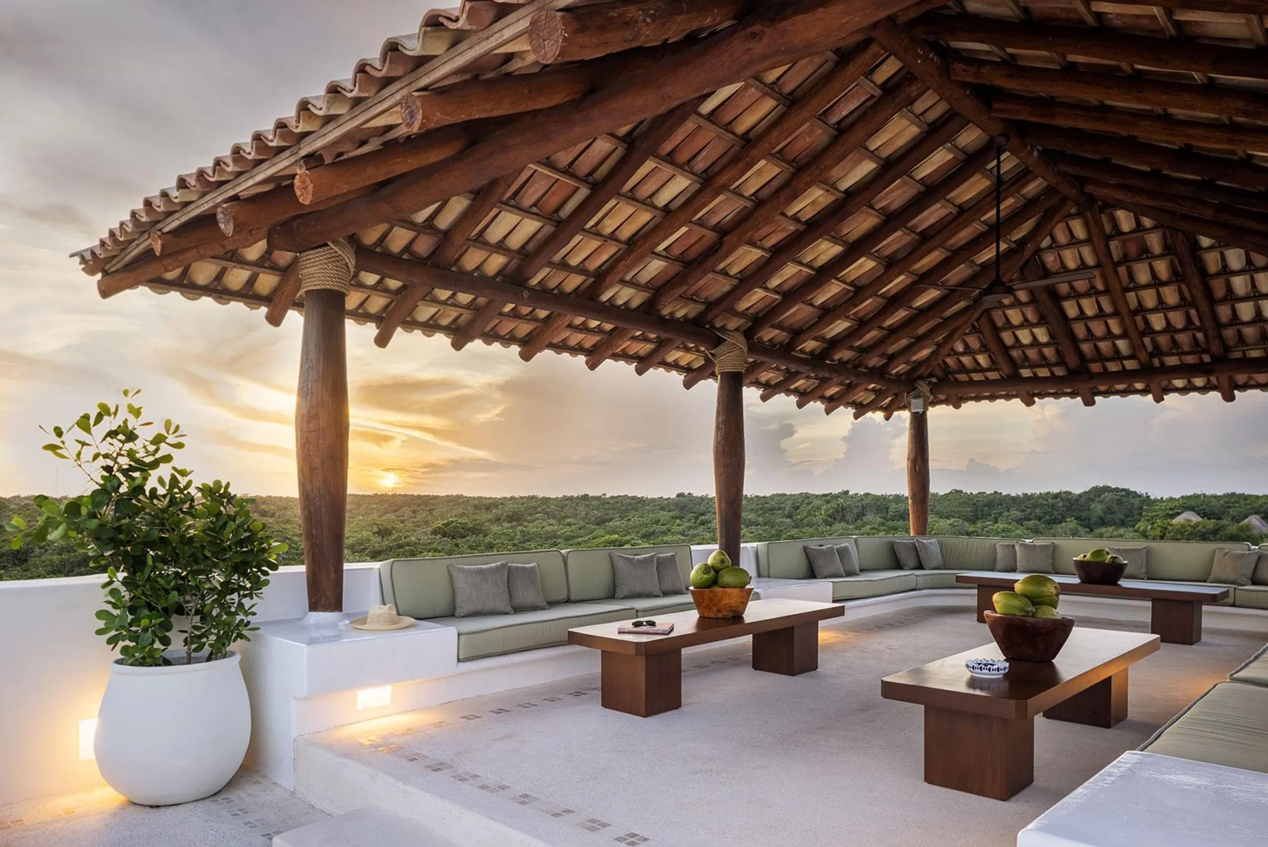 Private and Luxurious Beach Estate with Multiple Pool and Incredible Ocean Views — photograph 7