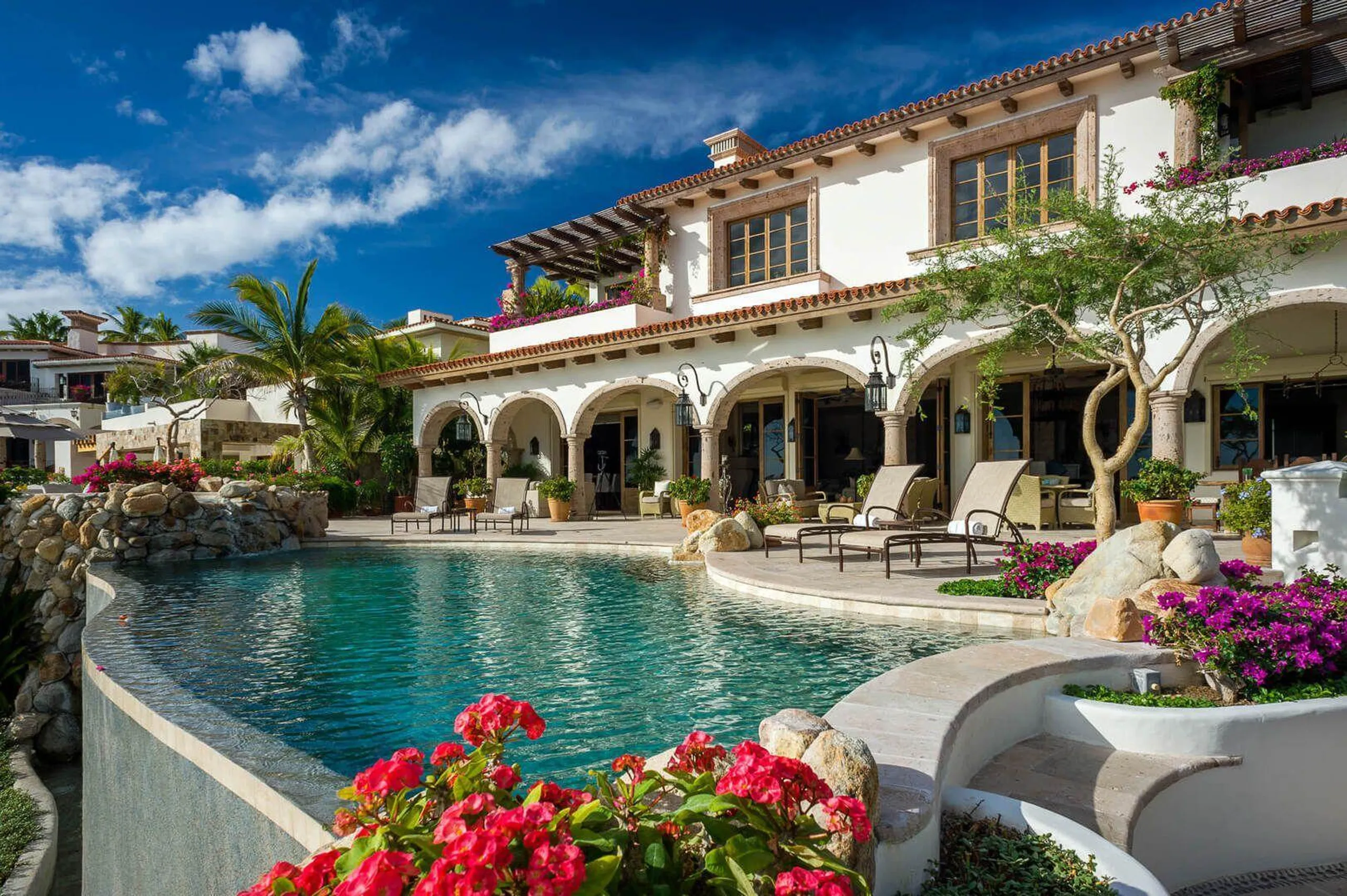 Spanish Colonial Architectural Palmilla Estate with Infinity Pool and Sweeping Ocean Views — photograph 3