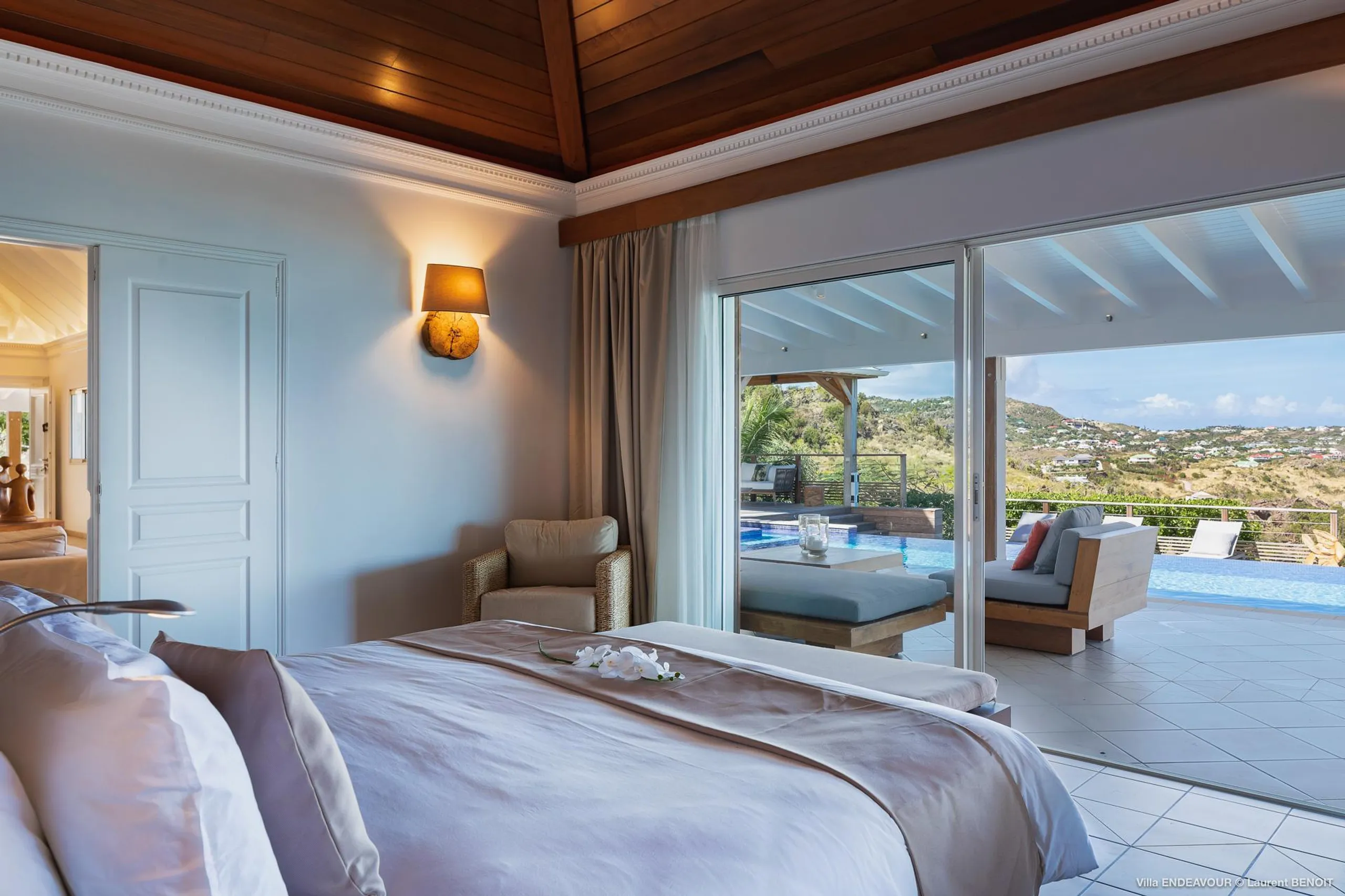 Stately Seaside Villa with Private Pool, Jacuzzi, and Fitness Room — photograph 7