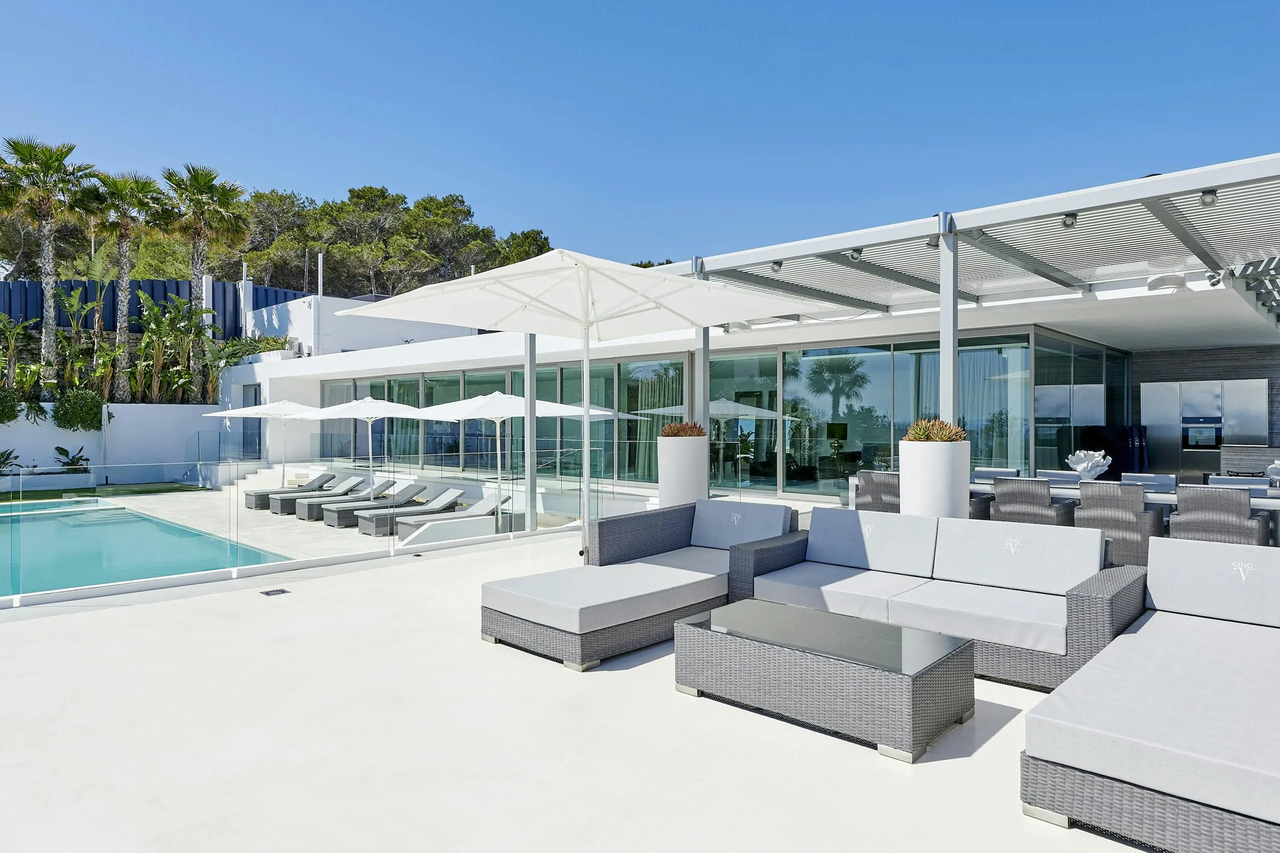 Classic Contemporary Luxury Villa in Ibiza with Private Pool, Fitness Room, and Ball Court — photograph 3
