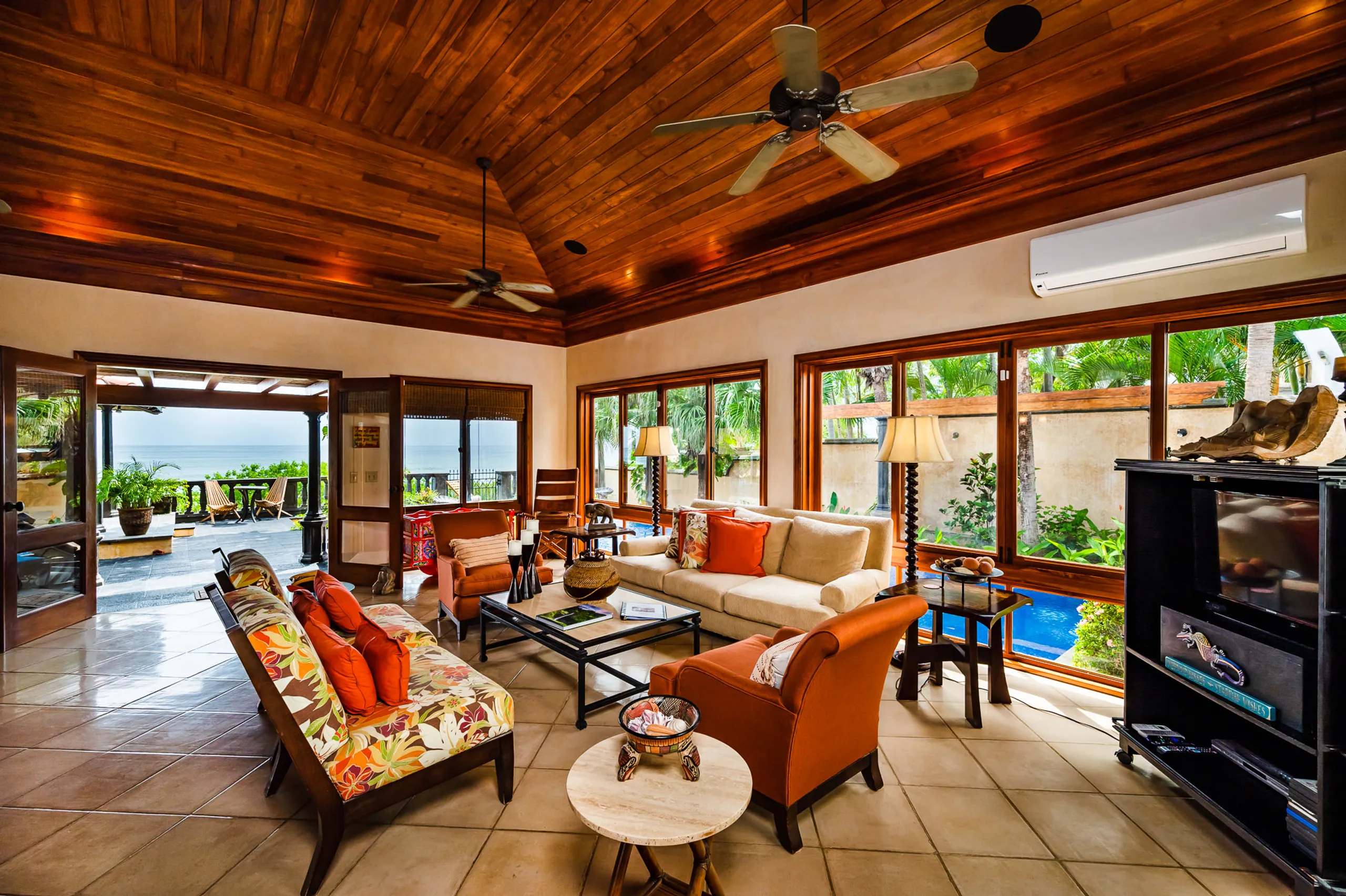 Exquisite Beachfront Villa with Private Infinity Pool and Tropical Gardens — photograph 6