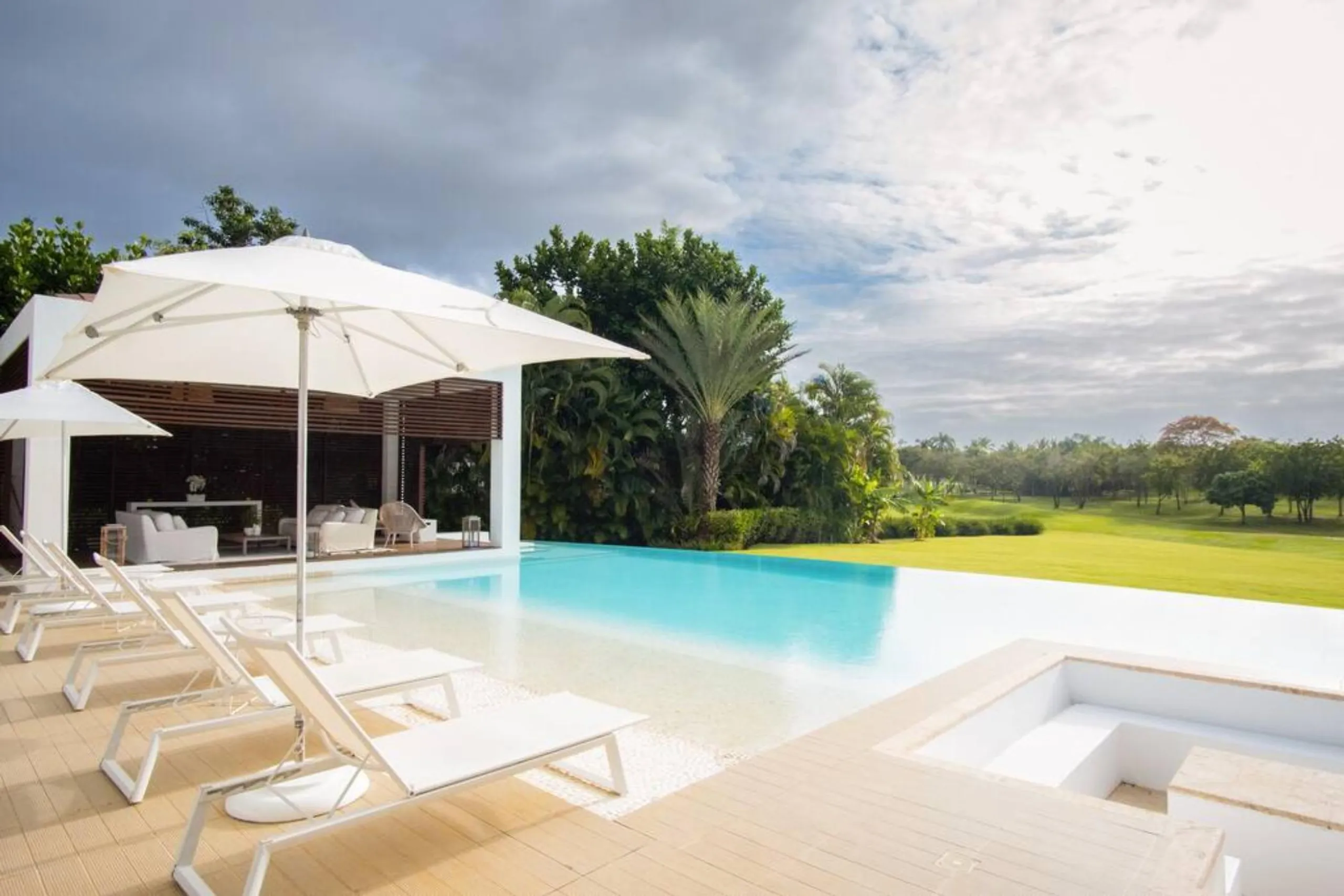 Luminous and Lush Paradise Villa with Private Pool and Stunning Views — photograph 3