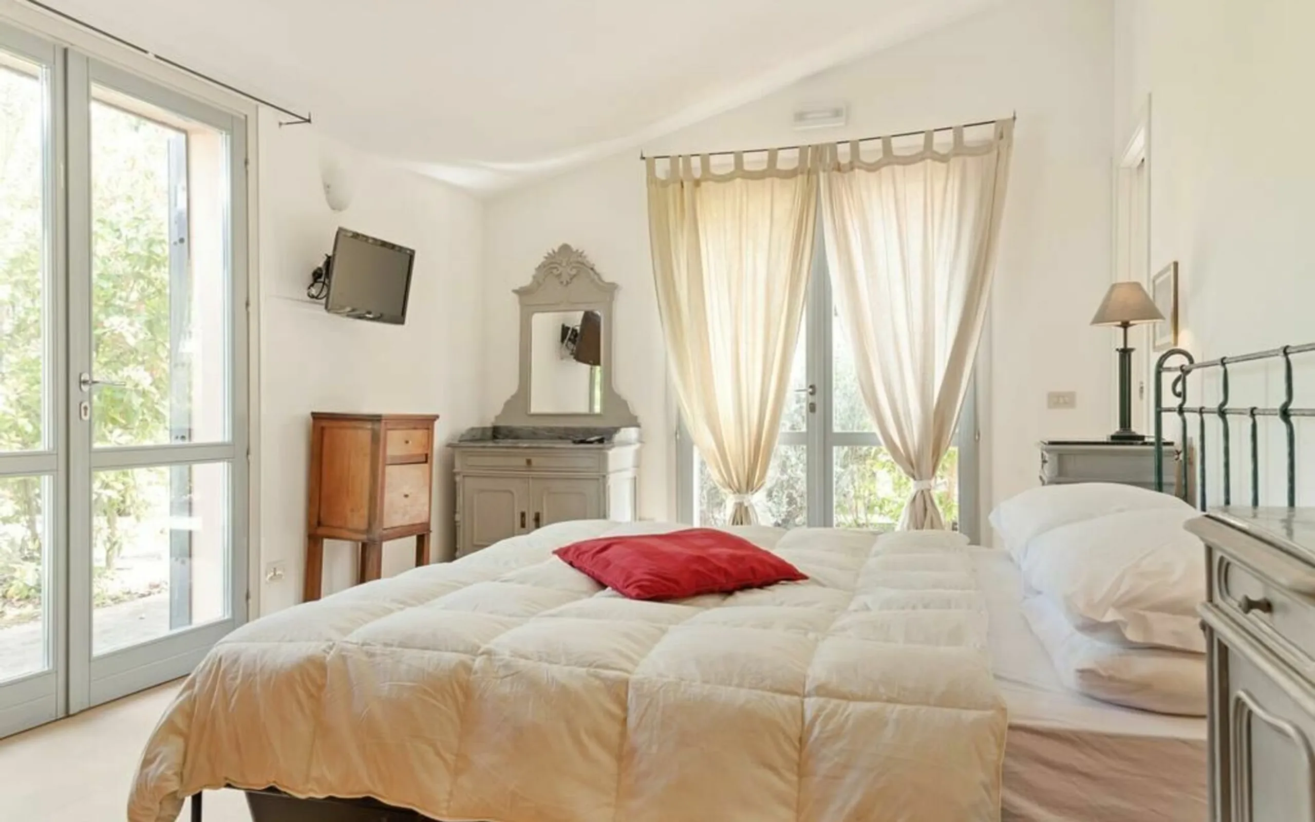 Serene Historic Villa with Pool and Spectacular Panorama of the Surrounding Nature All VILLAWAY® — photograph 11
