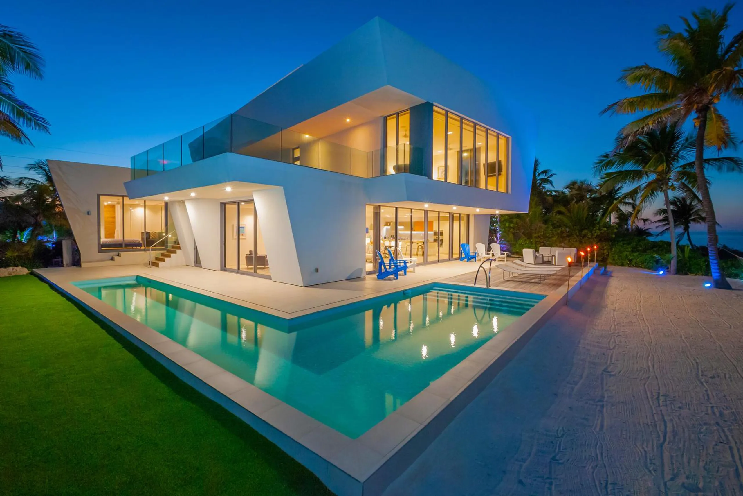 Modern Beachfront Estate with Private Resort Pool and Beach — photograph 5
