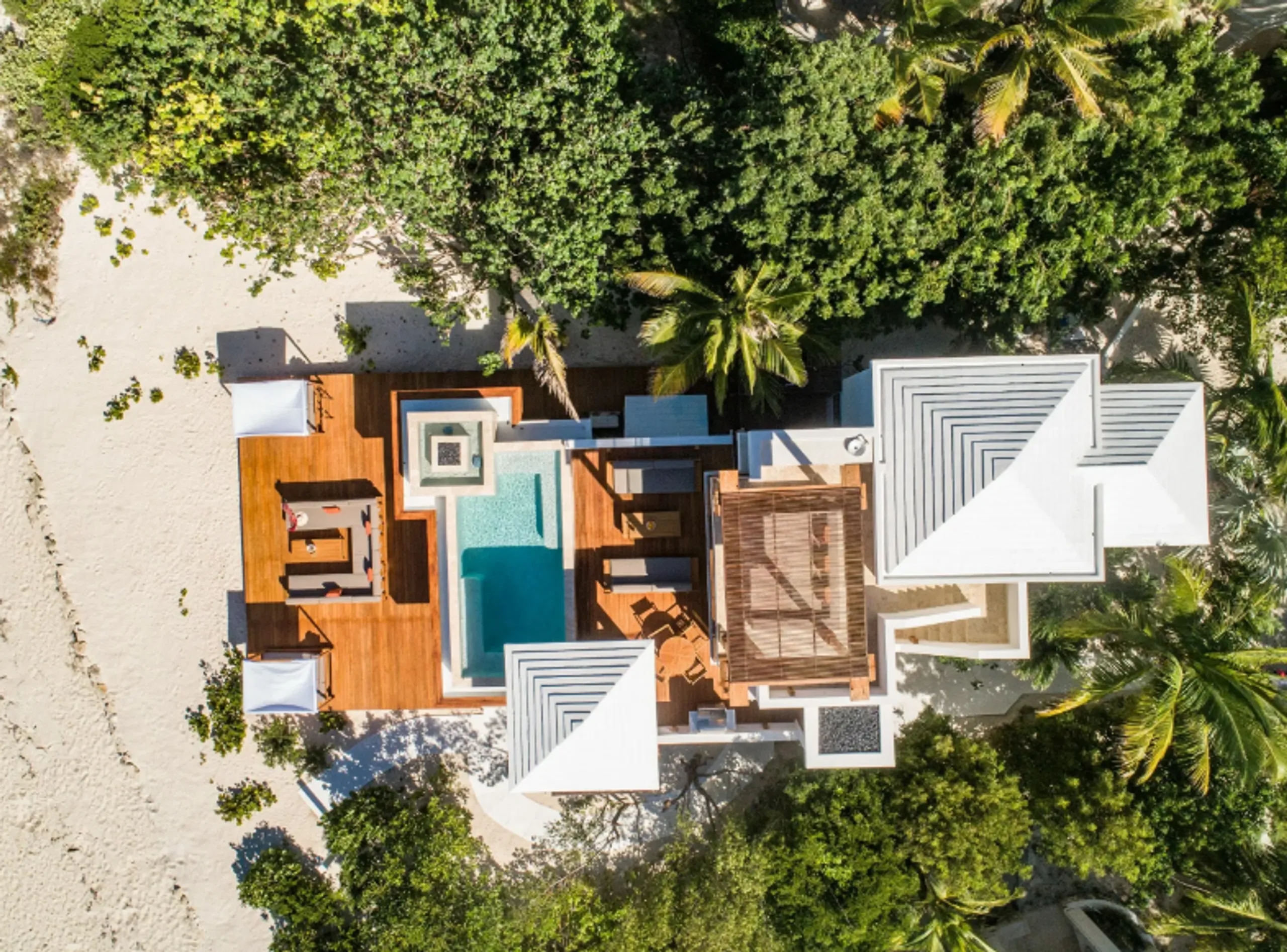 Captivating Beach Retreat with Artistic Vibes and Private Pool — photograph 10