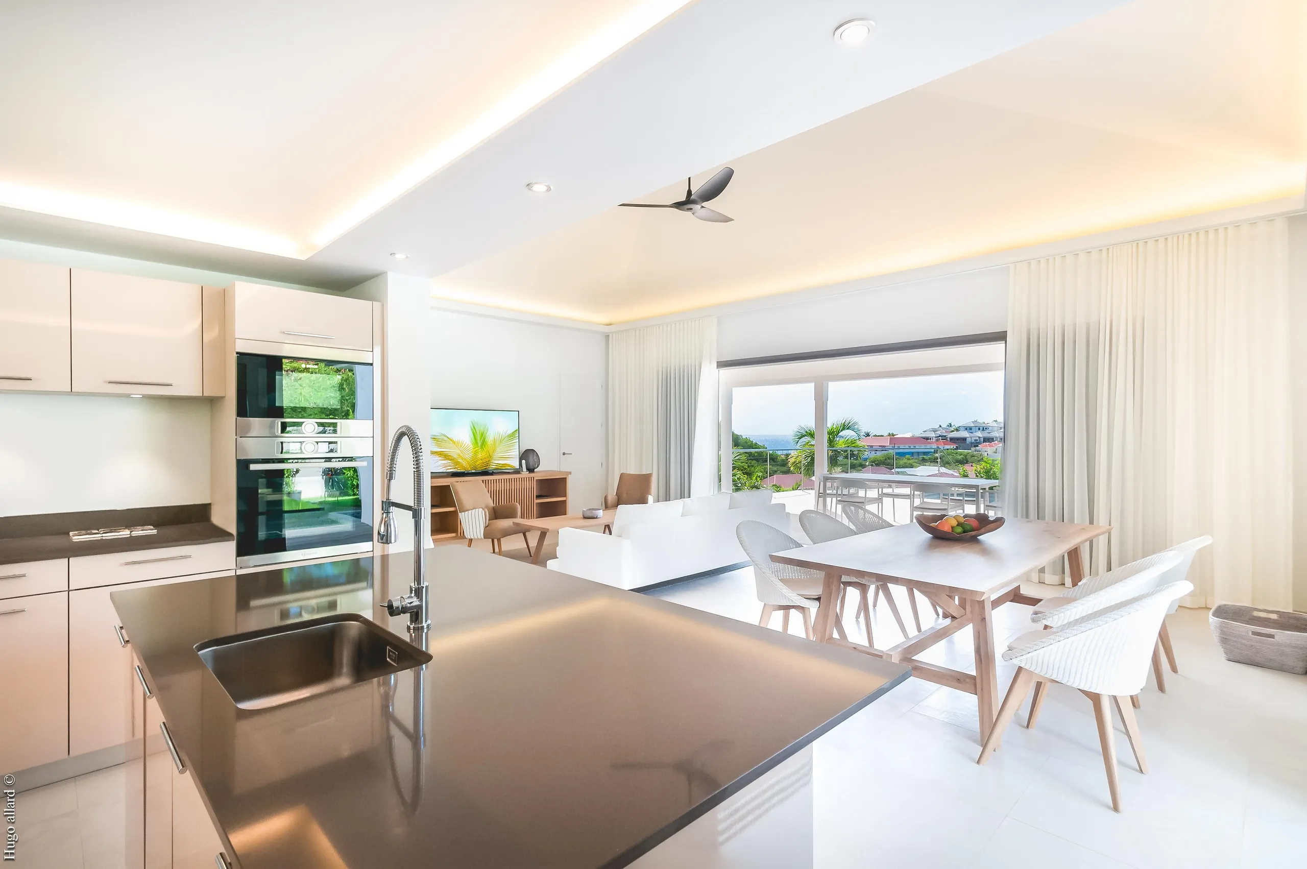 Swanky Seaside Villa with Private Pool and Outdoor Grill — photograph 8