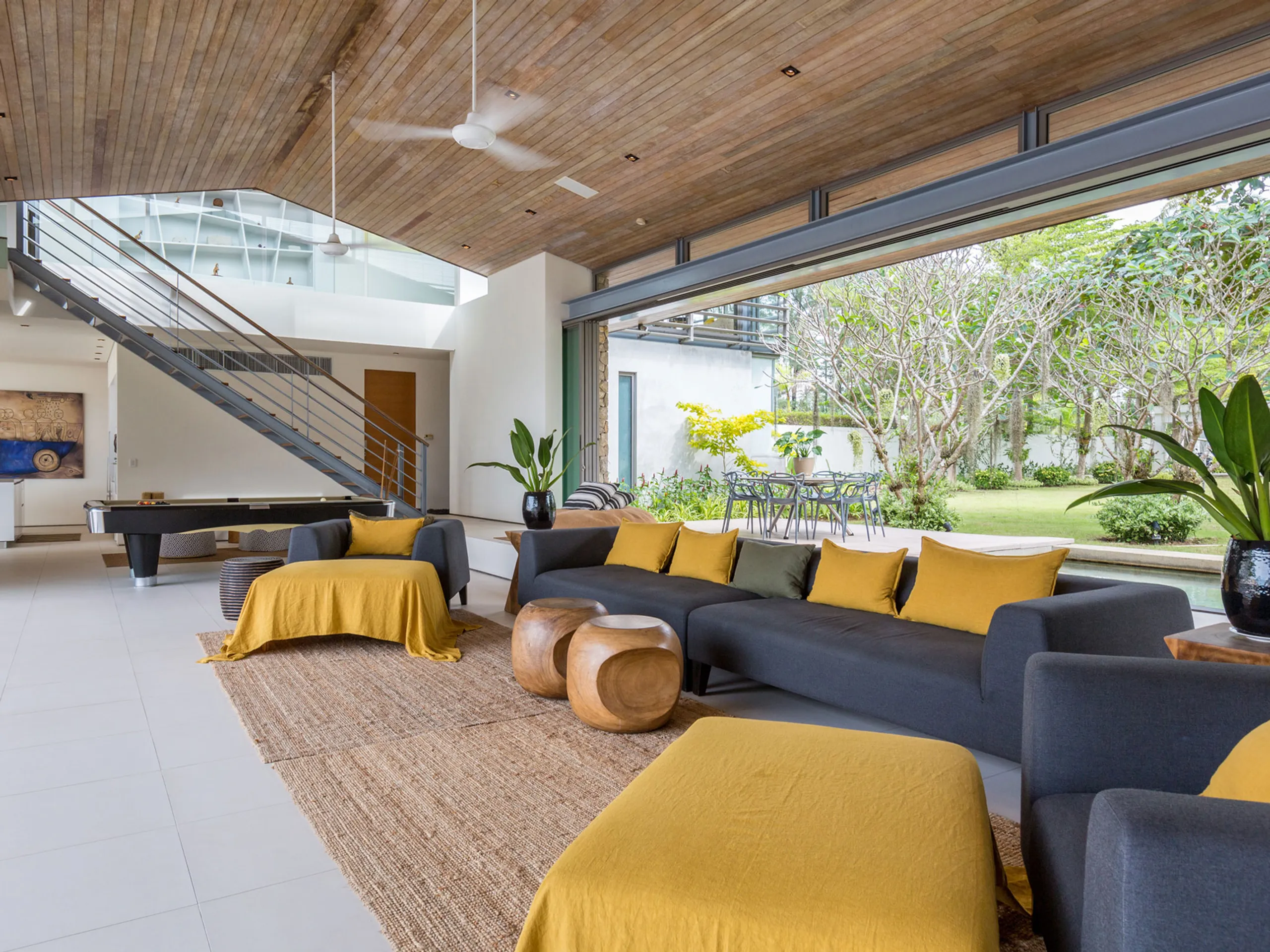 Rejuvenating Tropical Retreat with Stunning Views — photograph 3