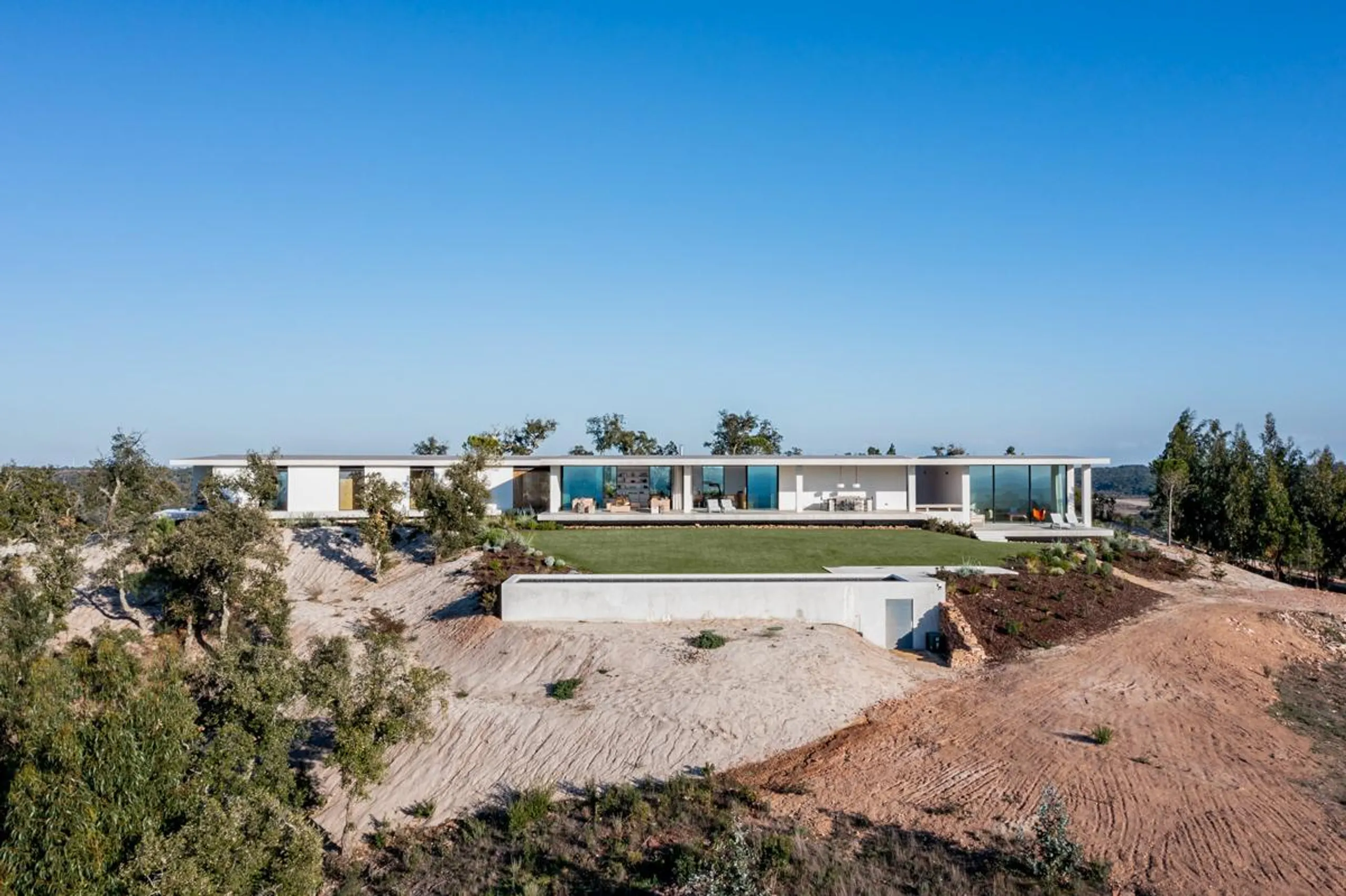 Sensational Minimalist Villa with Infinity Pool and Atlantic Coastline Views — photograph 2