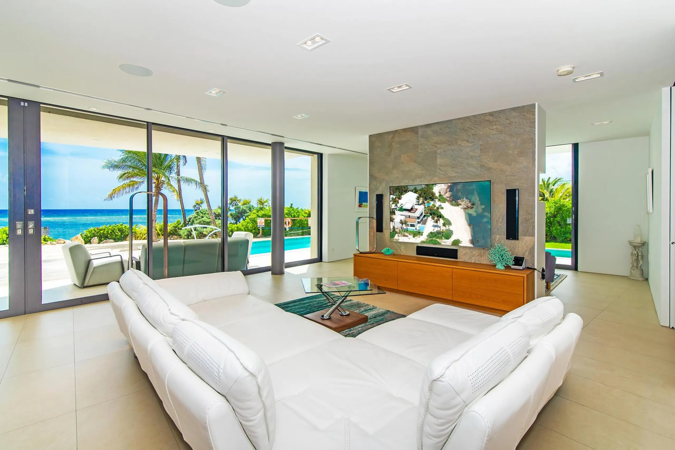 Modern Beachfront Estate with Private Resort Pool and Beach — photograph 12