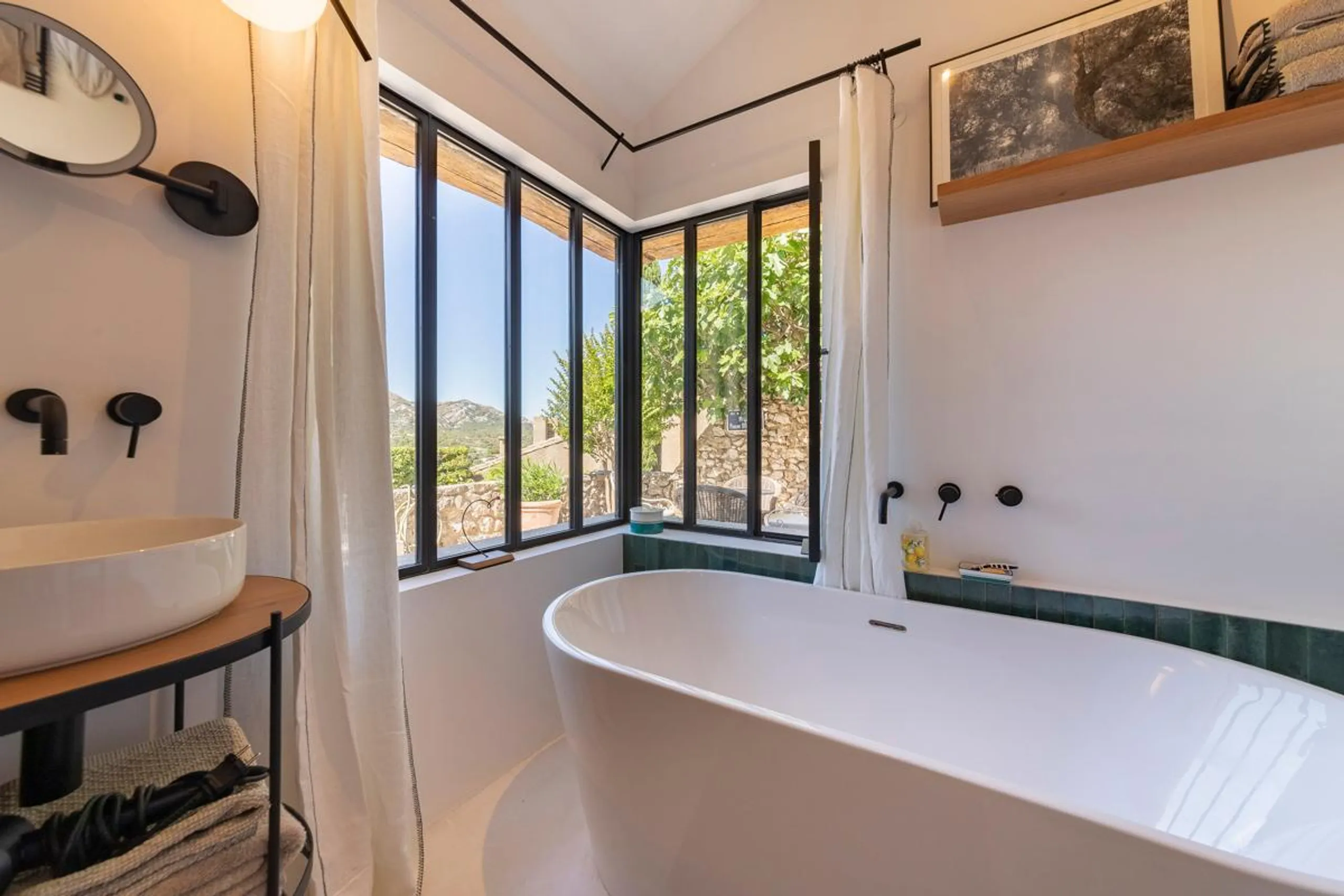Exceptional 6BR Villa with Swimming Pool and Glorious Mountain Views — photograph 12