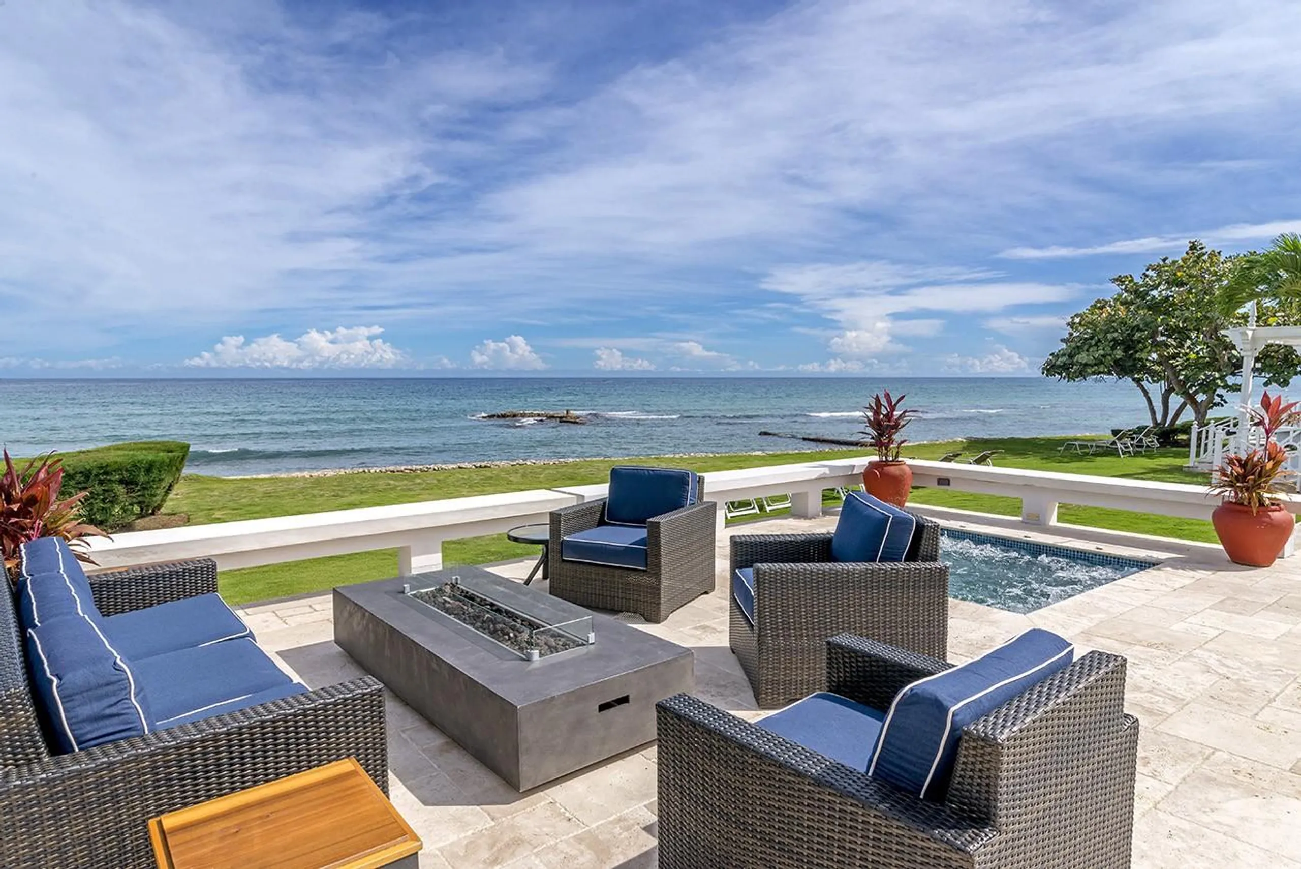 Elegant Beachfront Villa in Montego Bay with Private Pool and Hot Tub — photograph 5