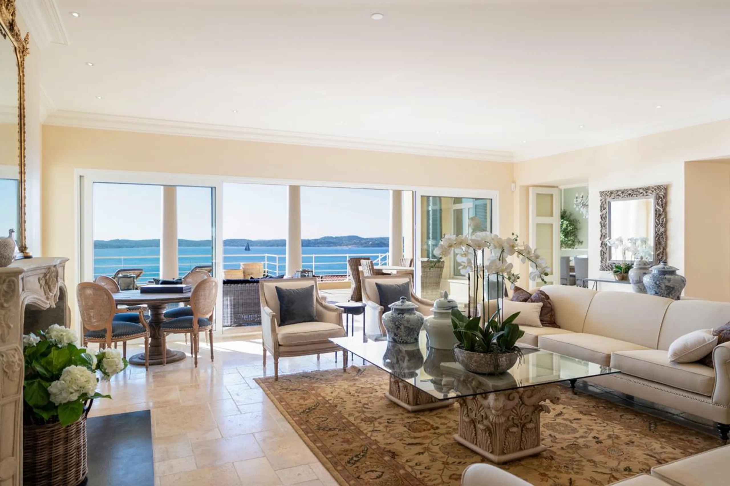 Elegantly Appointed 9-Bedroom Villa Expansive Gardens, Infinity Pool & Stunning Sea Views — photograph 7