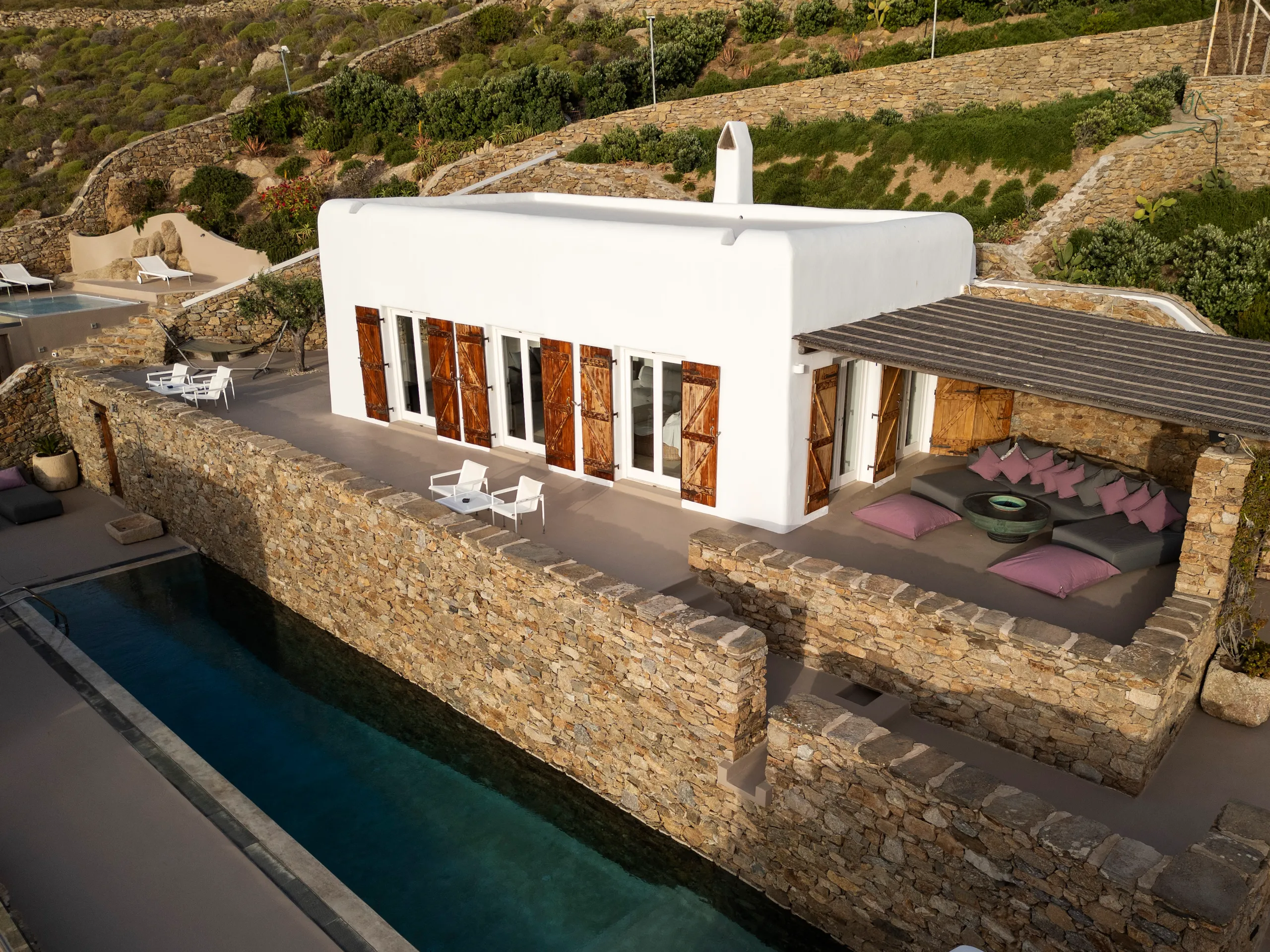 Secluded  Beachfront Villa with Heated Pool, Jacuzzi, Tennis Court, and Panoramic Aegean Sea Views — photograph 9