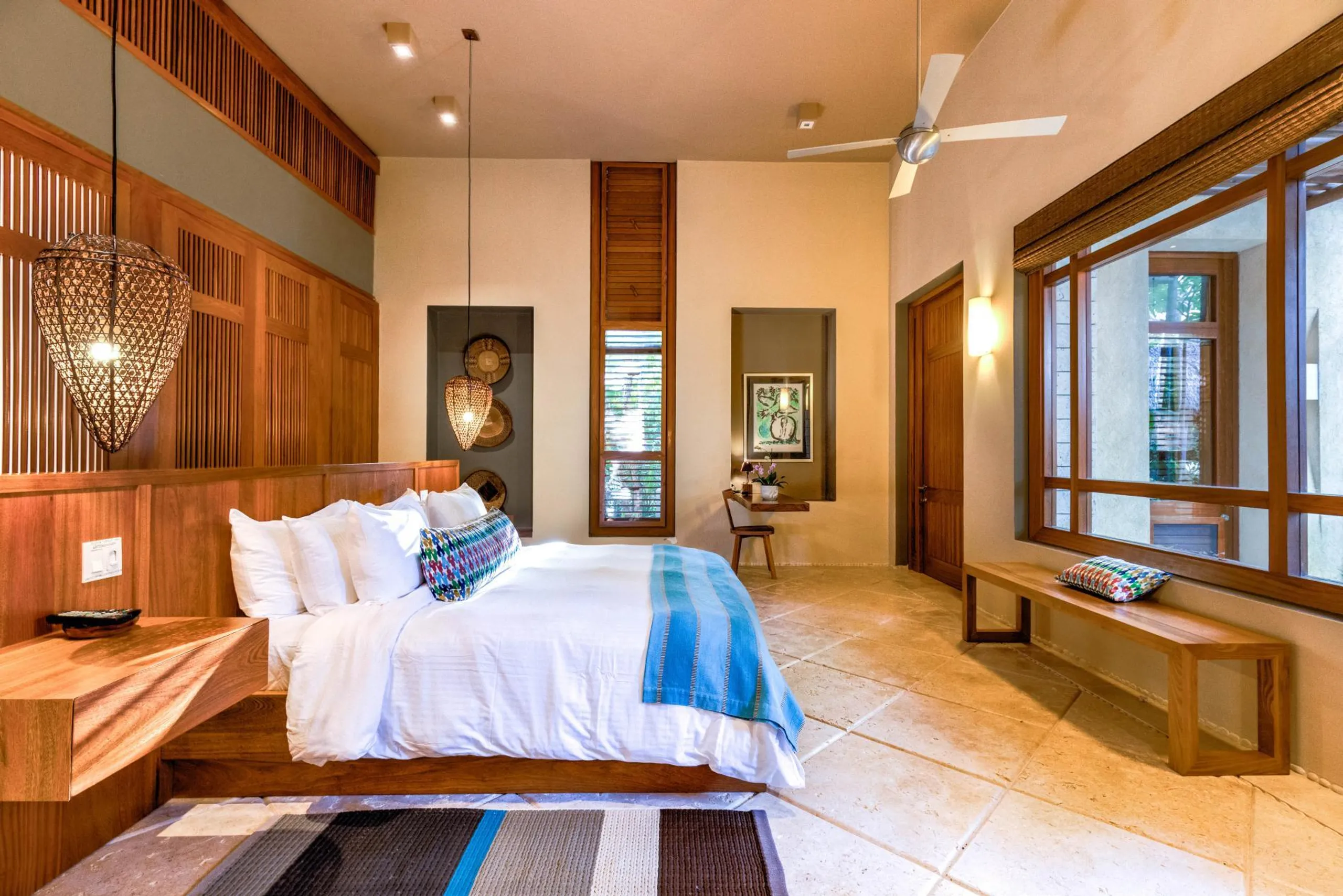 Oceanfront Villa Merging Classic and Modern Architecture with Private Pool and Golf Course Views — photograph 11